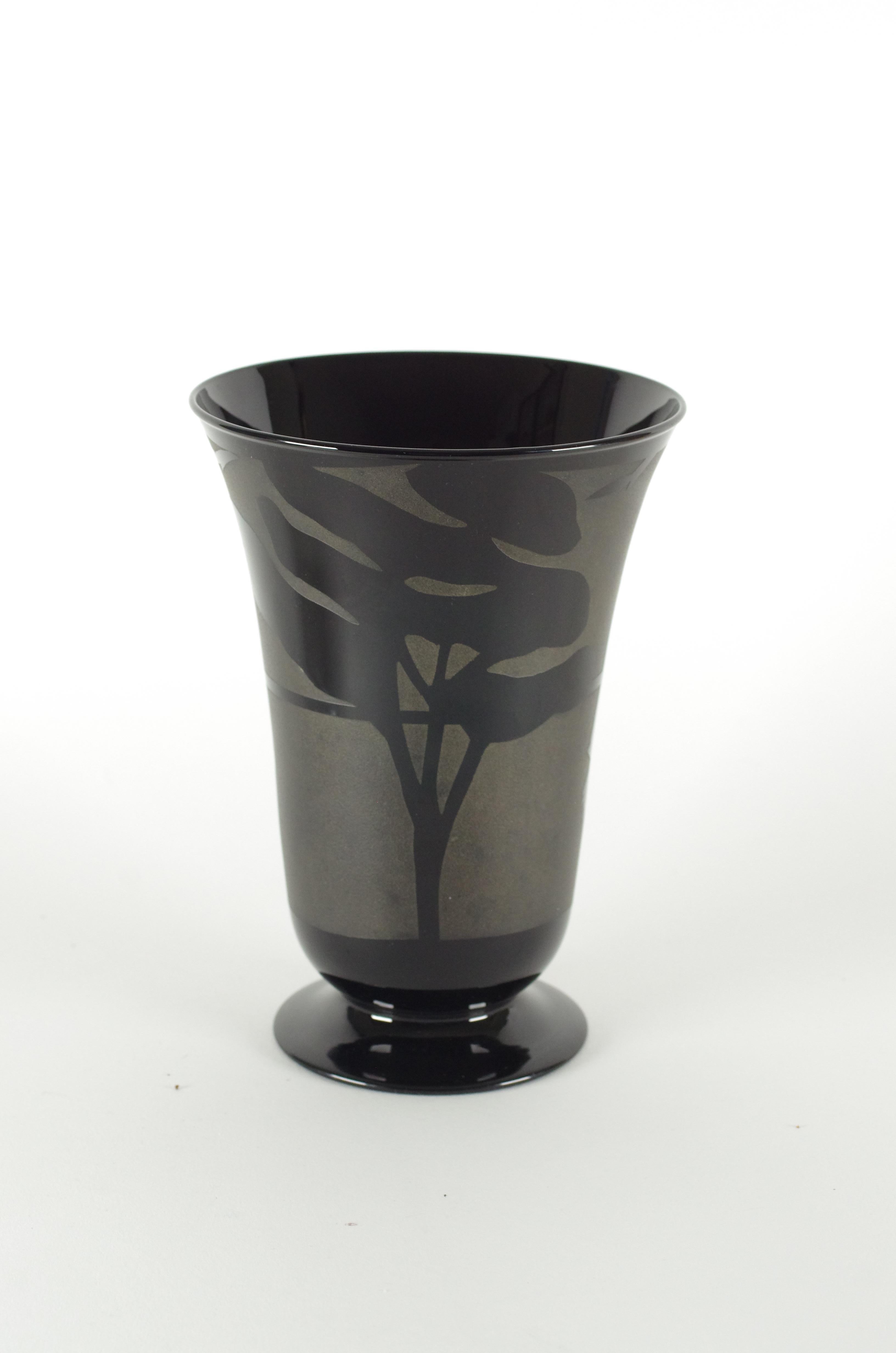 20ième siècle Vase en verre noir sablé - style bohème en vente