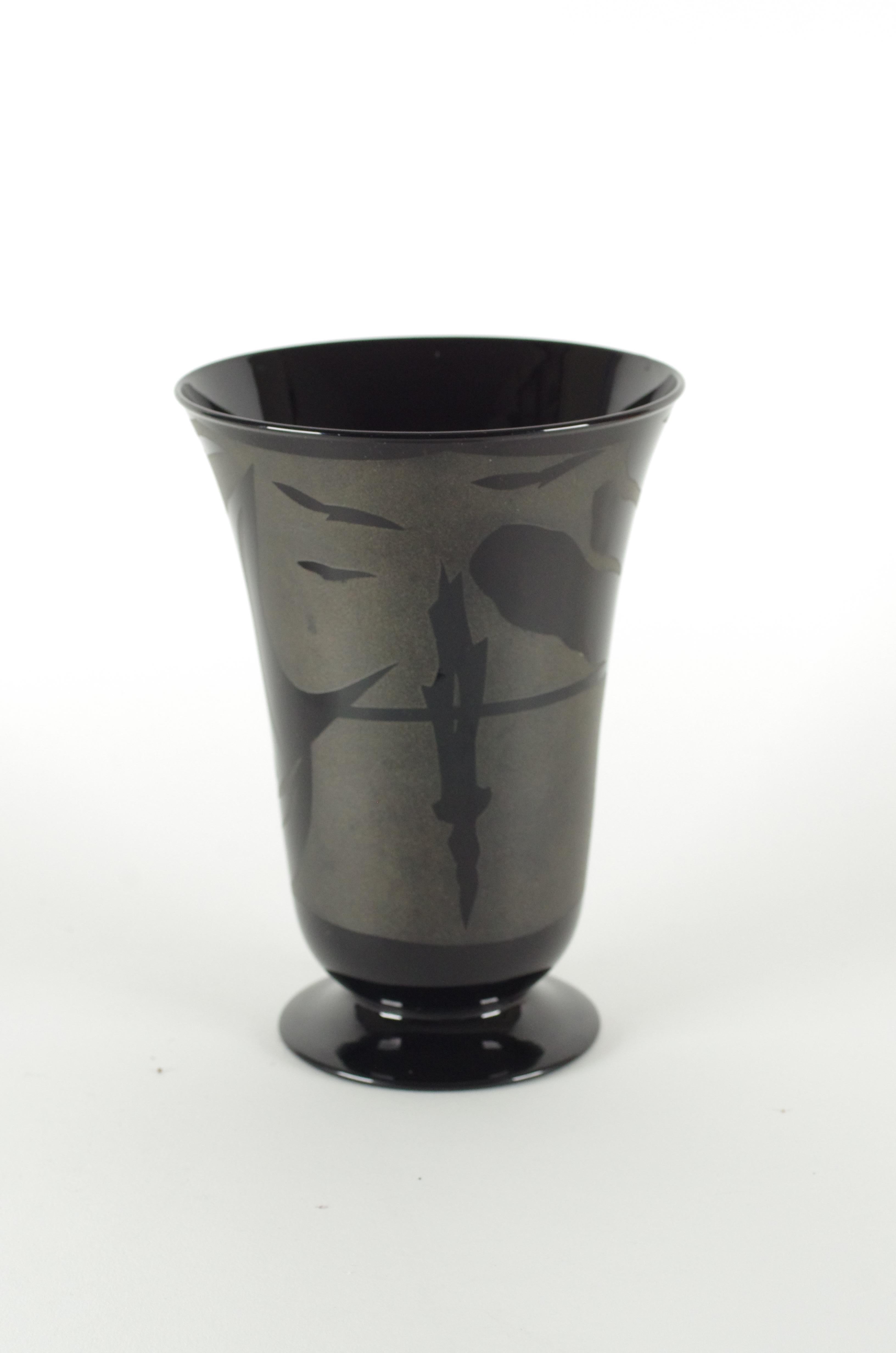 Verre Vase en verre noir sablé - style bohème en vente