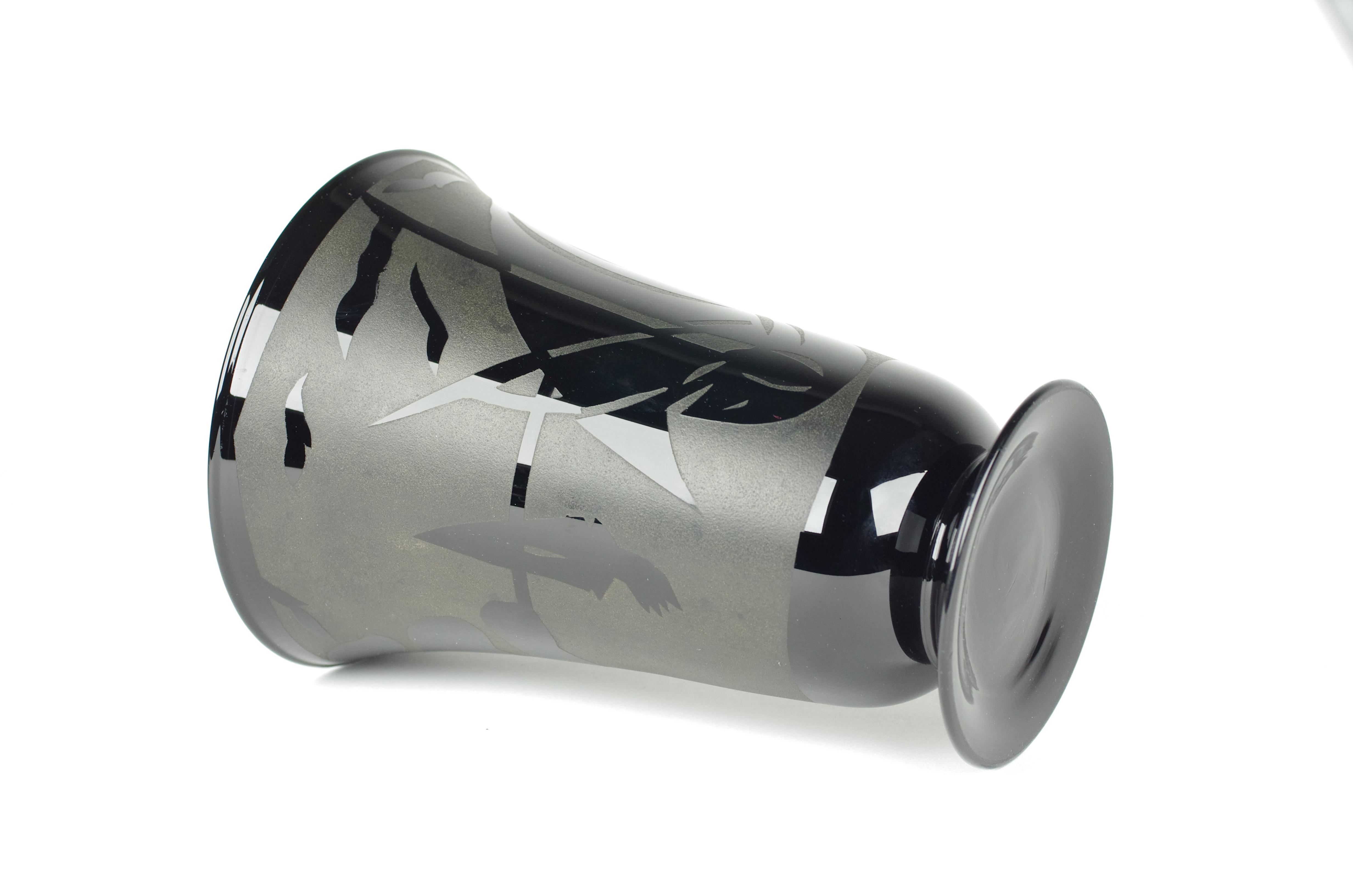 Vase en verre noir sablé - style bohème en vente 1