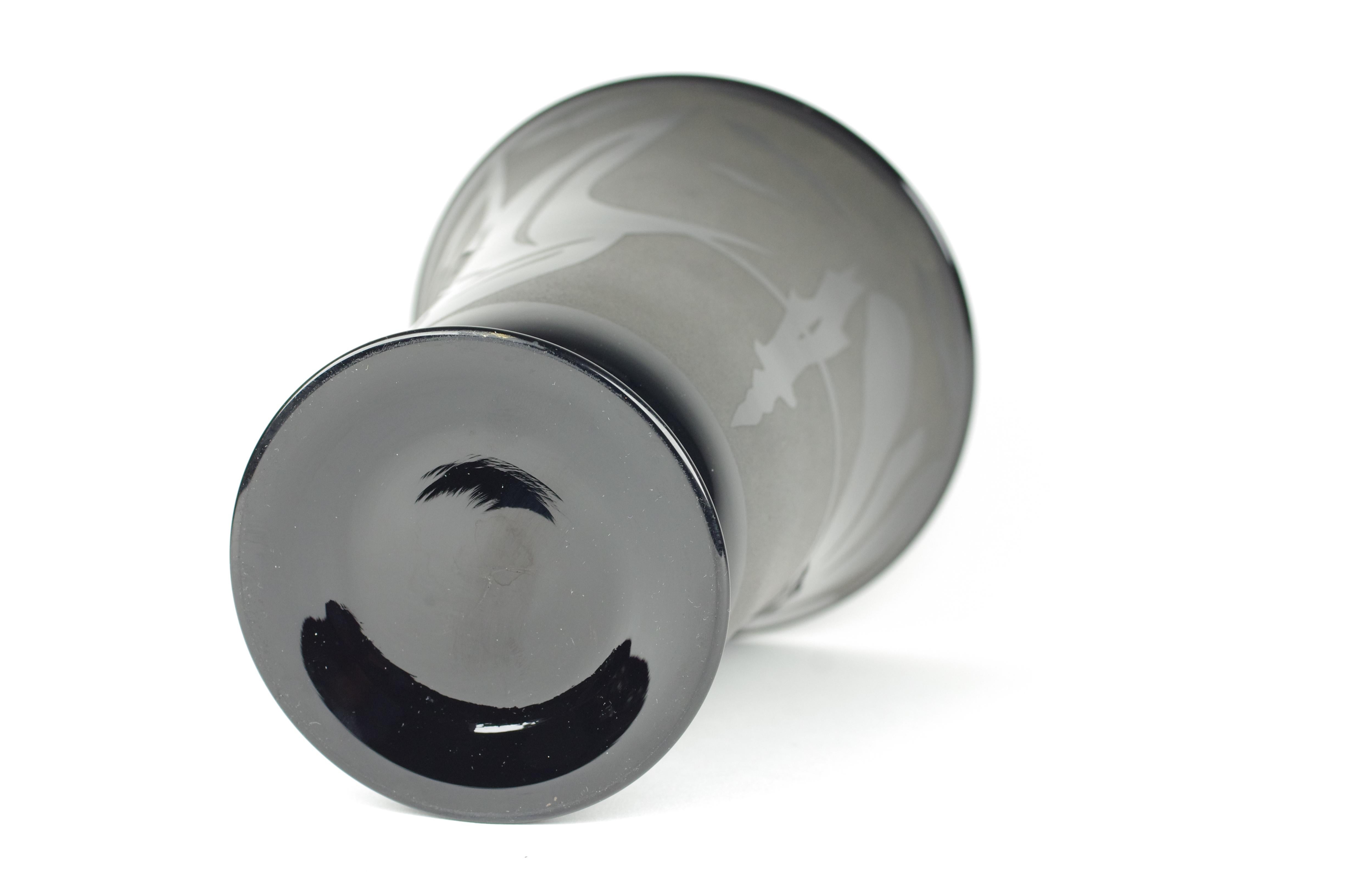 Vase en verre noir sablé - style bohème en vente 2