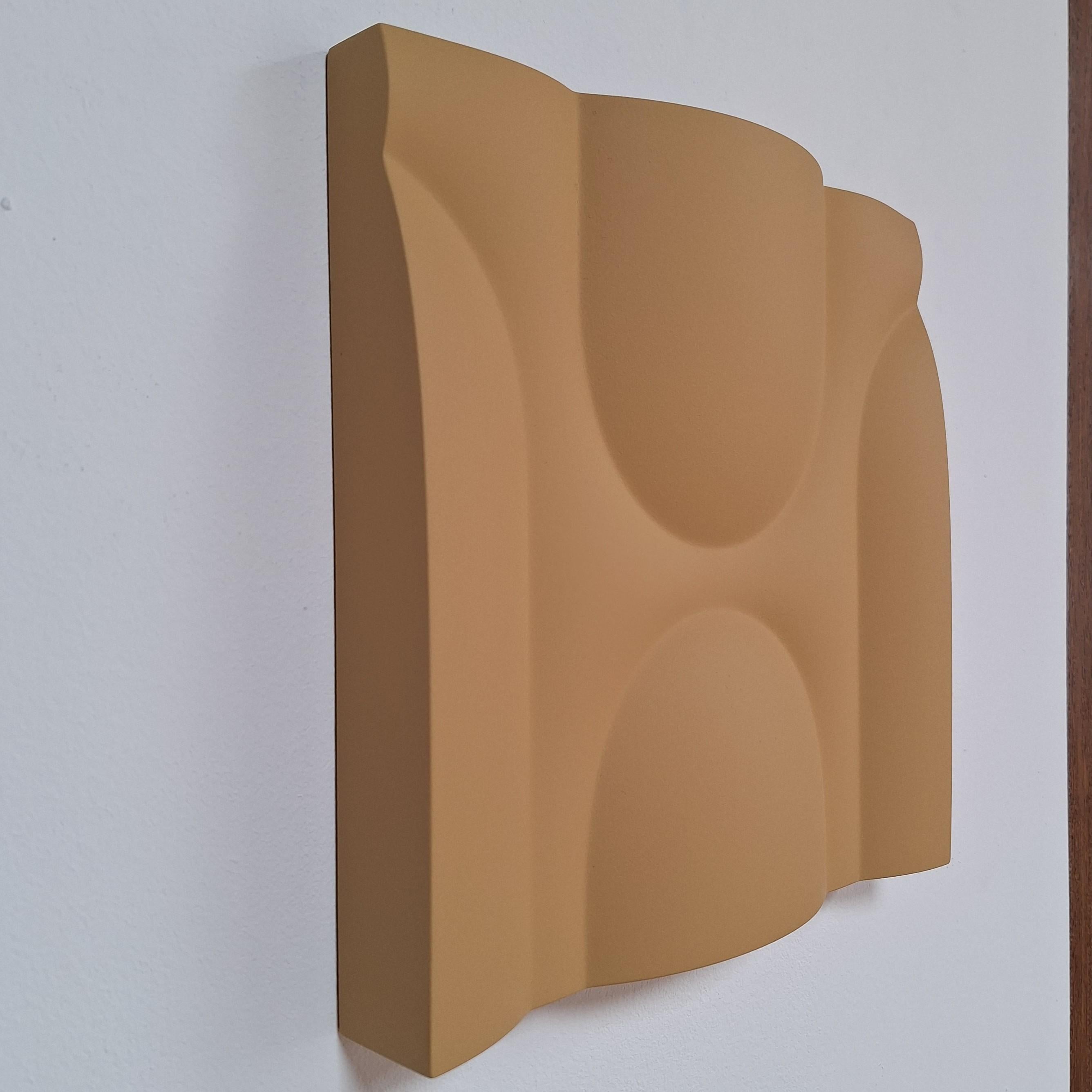 Scultura murale moderna giallo senape in rilievo CP 24111 - Sculpture Contemporaneo di Sander Martijn Jonker
