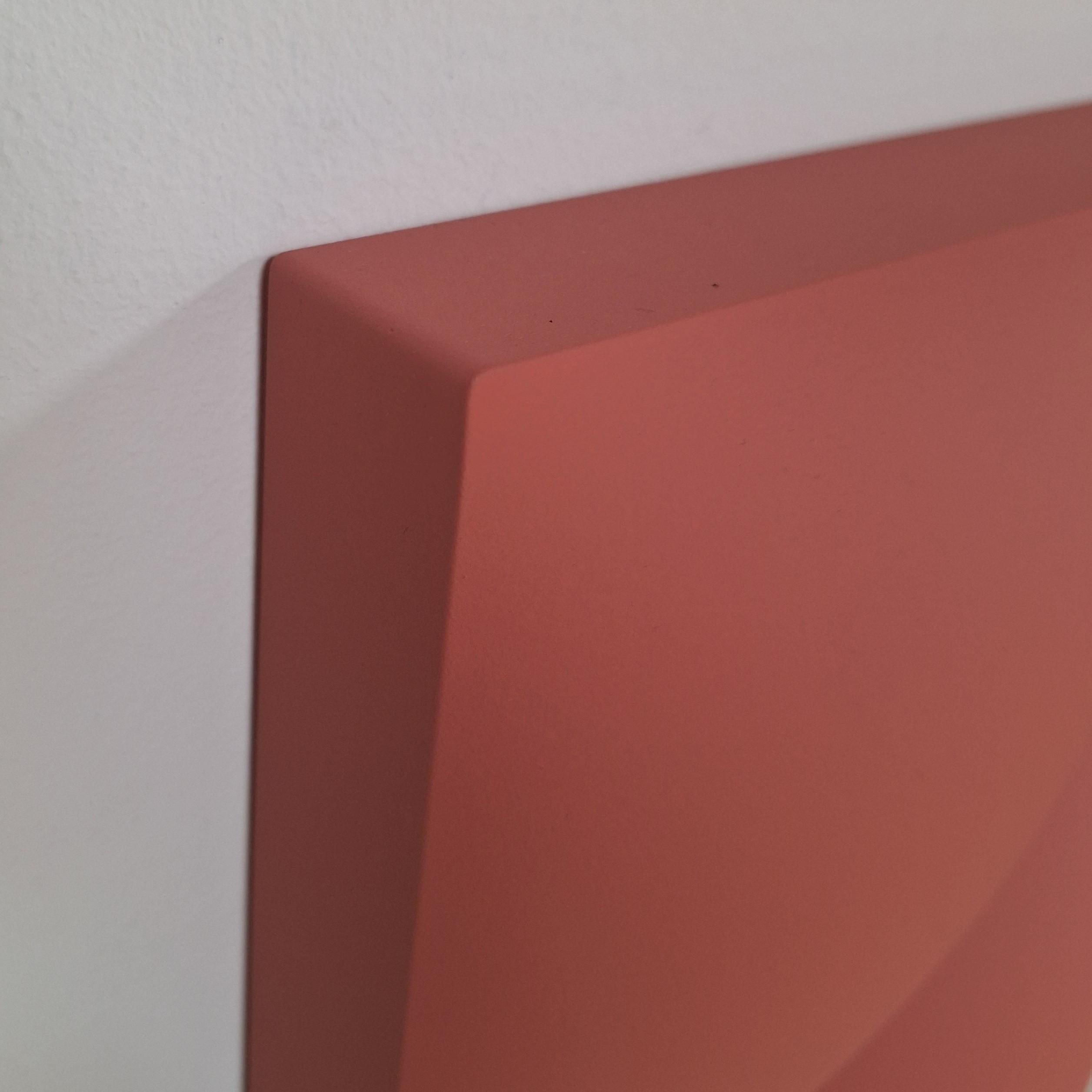 Covered Parts 24114 ist ein einzigartiges, modernes Relief des niederländischen Künstlers Sander Martijn Jonker. Seine Reliefs entstehen durch die Herstellung einer einzigartigen Einwegform, in der Schichten aus juteverstärktem Acrylharz akribisch