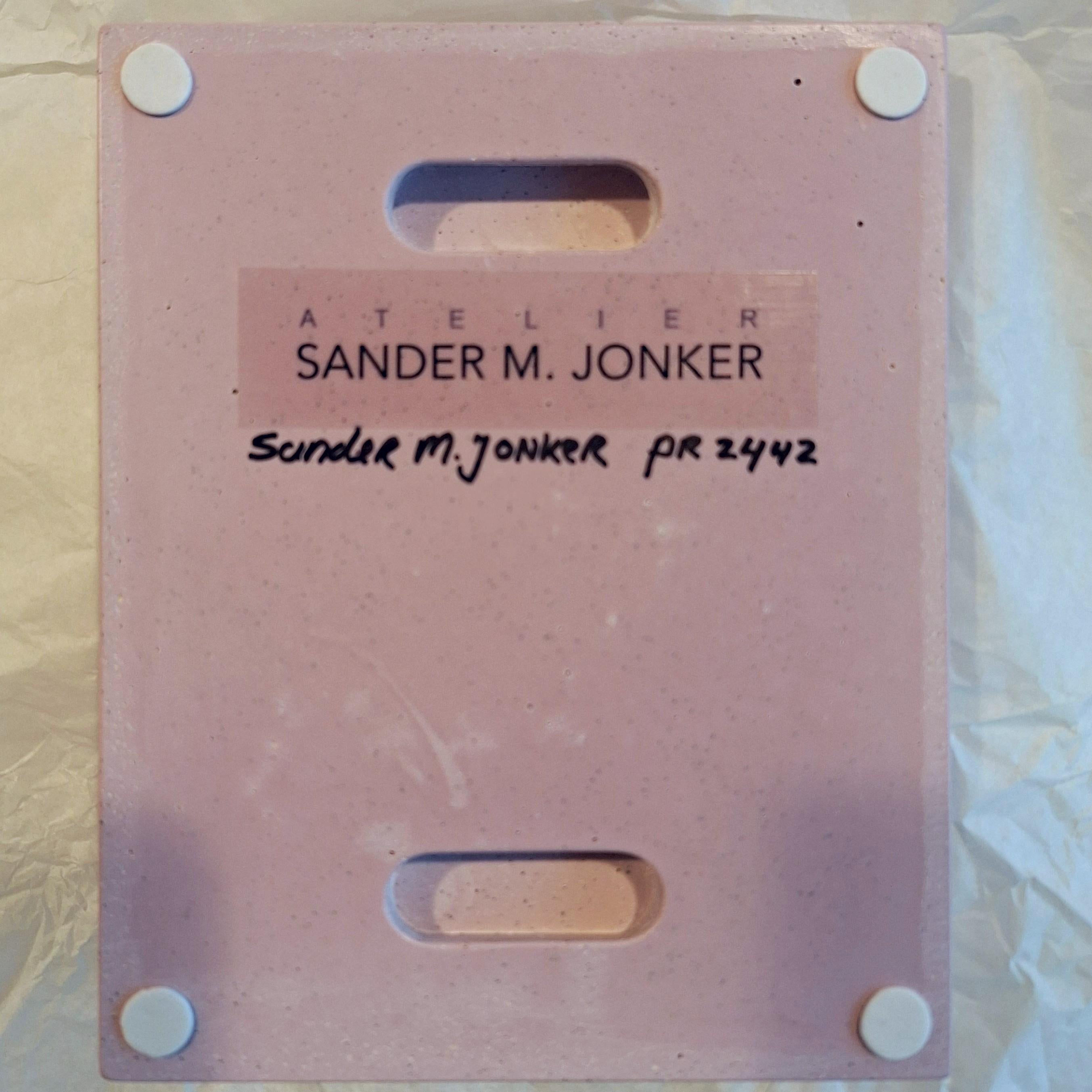Postal 2442 es un relieve de pintura moderna contemporánea diminuta, única en su género, del artista holandés Sander Martijn Jonker. Sus relieves se fabrican creando un molde único de un solo uso en el que una mezcla de resina acrílica con yeso