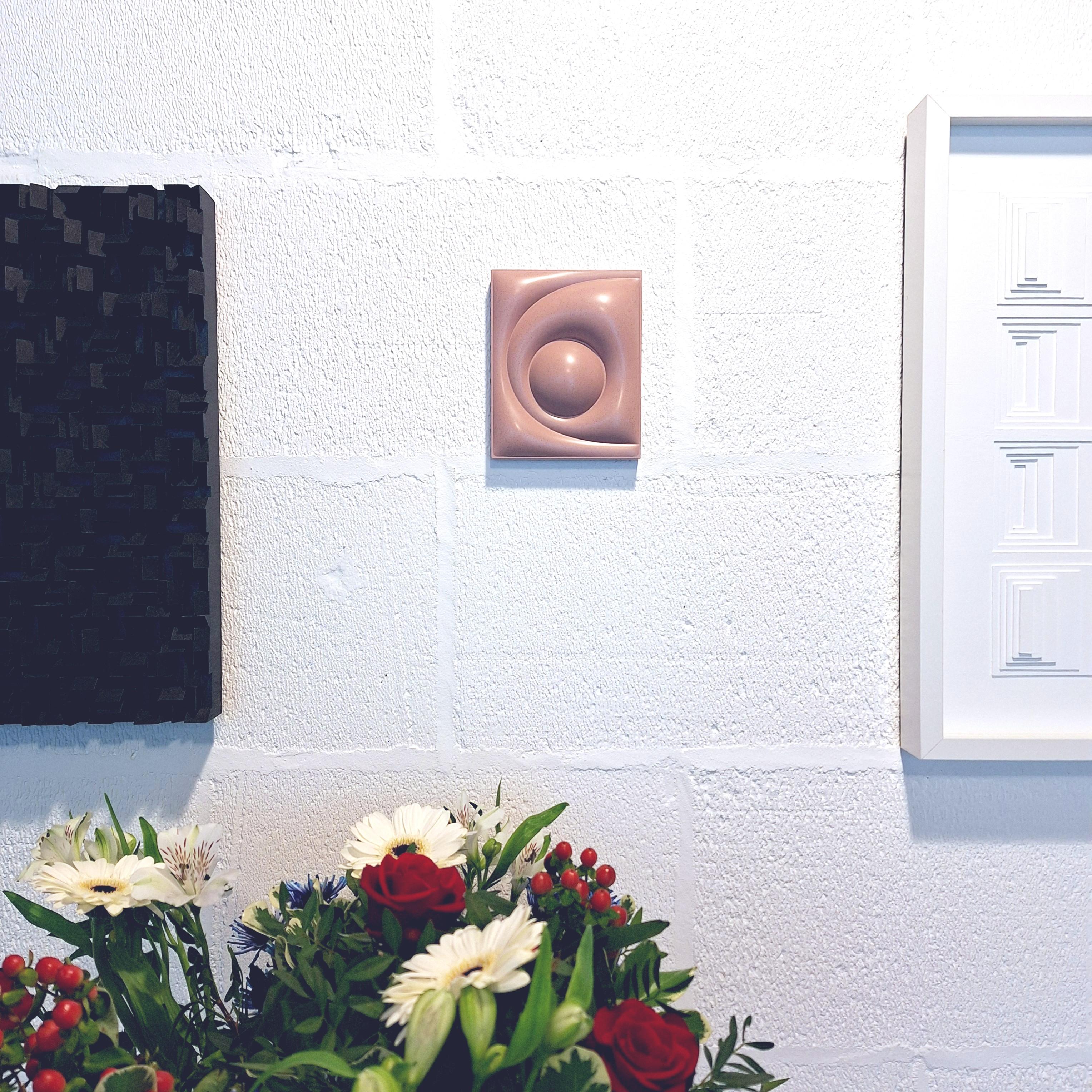 Carte postale 2444 - petite peinture abstraite contemporaine rosée en relief The Moderns - Sculpture de Sander Martijn Jonker