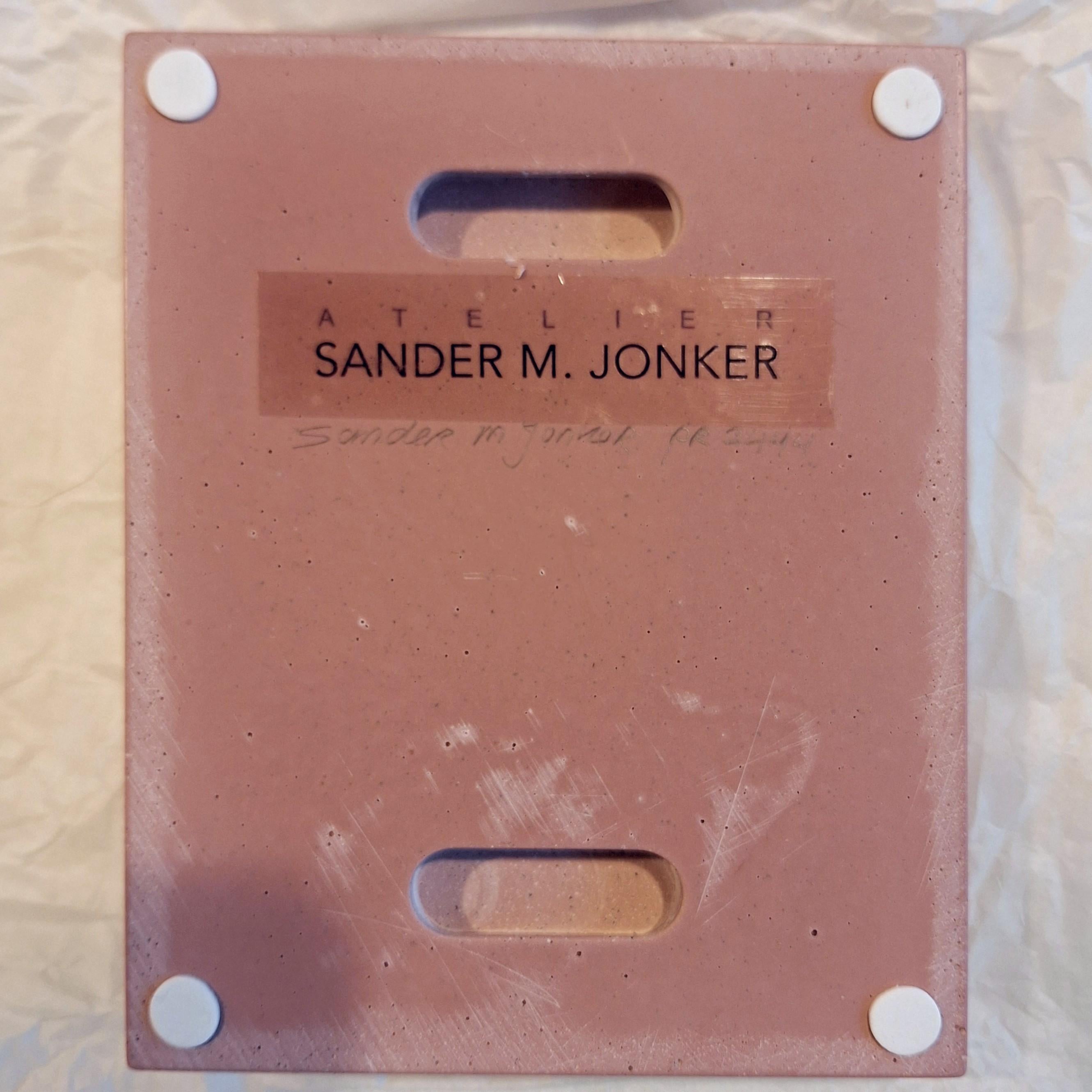 Postcard 2444 est un minuscule tableau contemporain en relief, unique en son genre, de l'artiste néerlandais Sander Martijn Jonker. Ses reliefs sont réalisés en créant un moule unique à usage unique dans lequel un mélange de résine acrylique et de