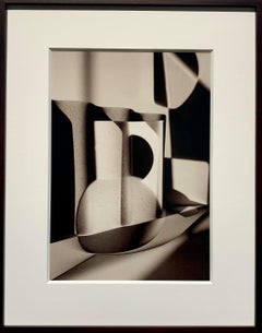 Entre les ombres, vase - Photographie cubiste monochrome, encadrée