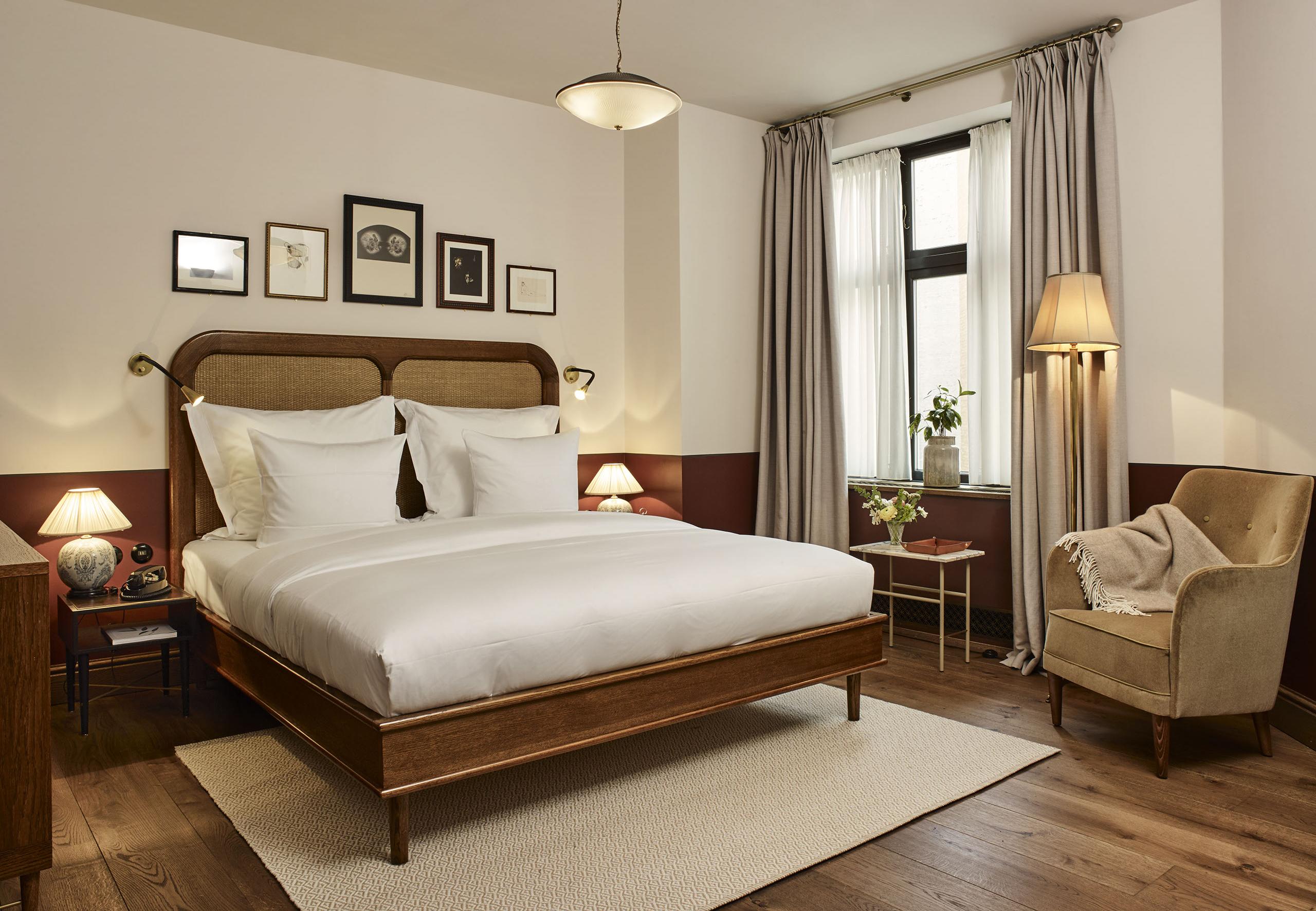 Ein Bett aus europäischer Eiche und Rattan, das speziell für Sanders, Kopenhagens führendes Luxus-Boutique-Hotel, entwickelt wurde.

Erhältlich in sieben Größen und zwei Holztönen. Auf Bestellung in Europa handgefertigt.


---


Euro-Doppel
Kopfteil