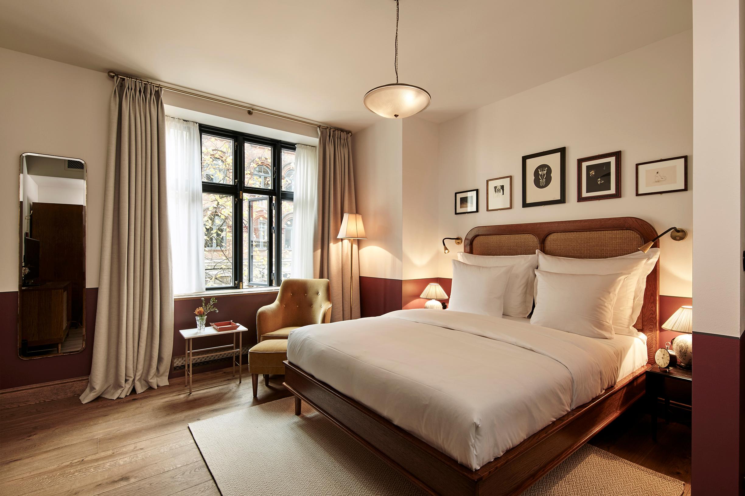 Sanders Bett in Cognac und Rattan - Euro Mega King im Zustand „Neu“ im Angebot in London, GB