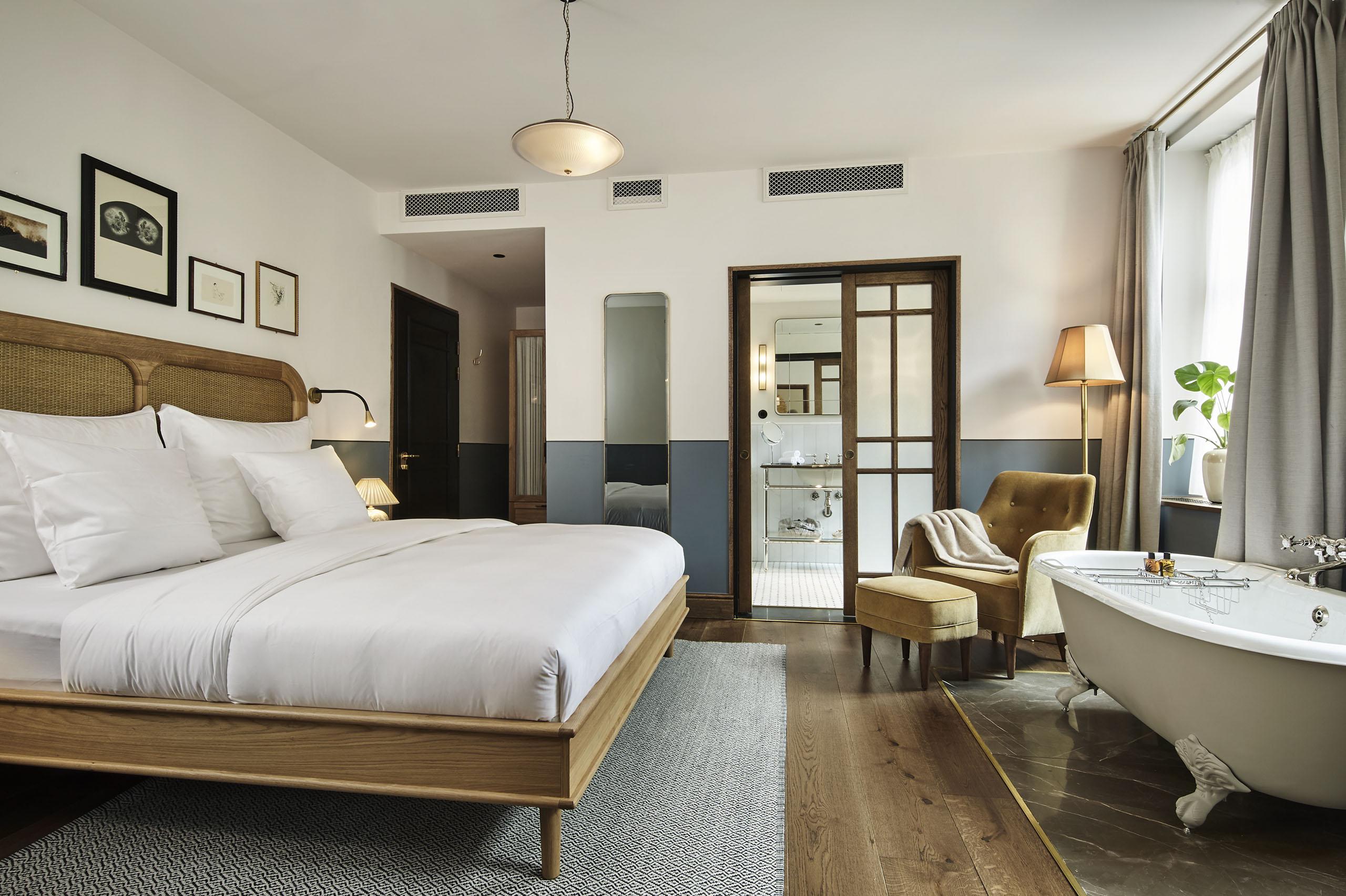 Cama Sanders de roble natural y ratán - Euro King Moderno de mediados de siglo en venta