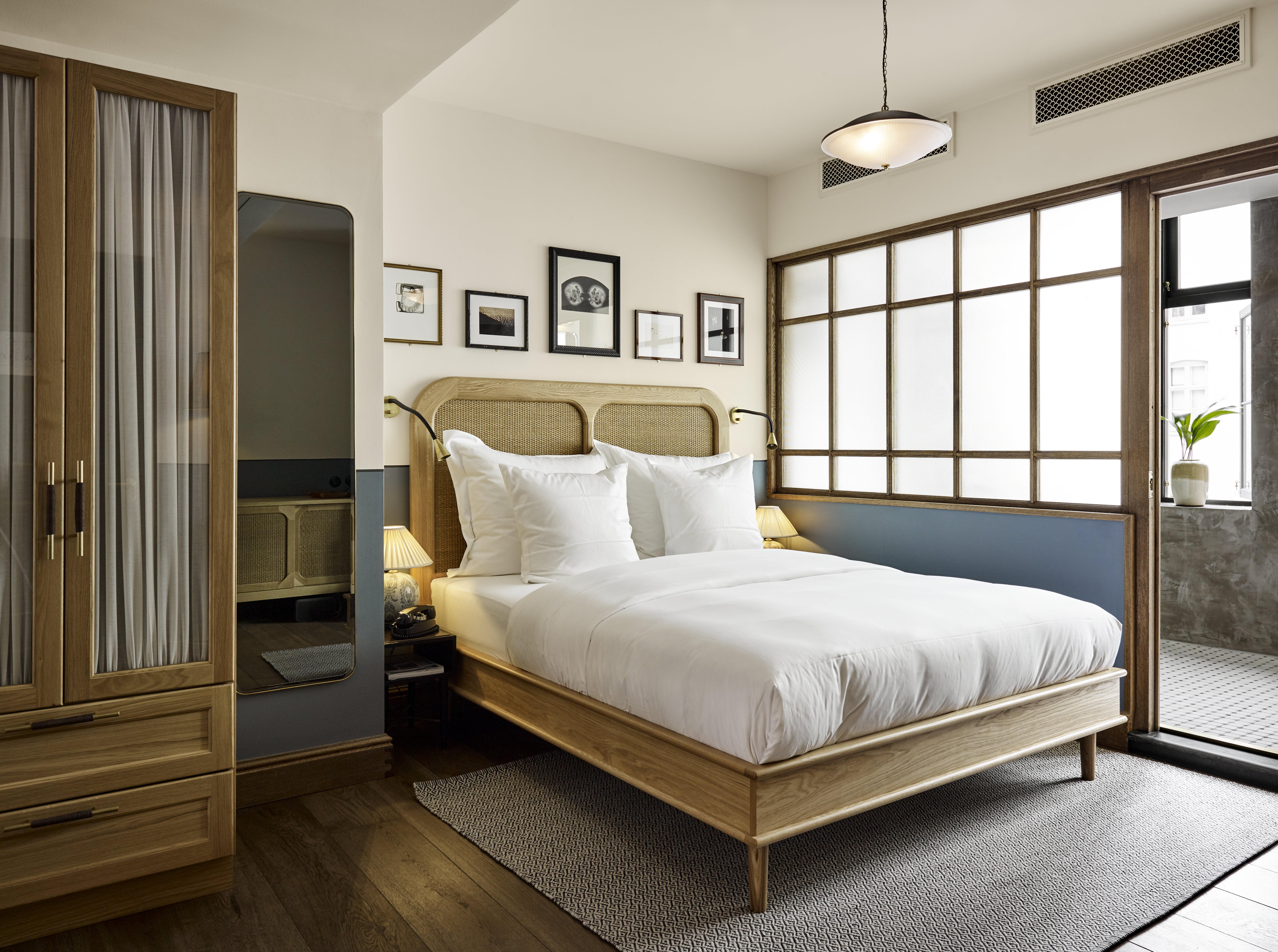 Ein Bett aus europäischer Eiche und Rattan, das speziell für Sanders, Kopenhagens führendes Luxus-Boutique-Hotel, entwickelt wurde.

Erhältlich in sieben Größen und zwei Holztönen. Auf Bestellung in Europa handgefertigt.


---


Euro-Doppel
Kopfteil
