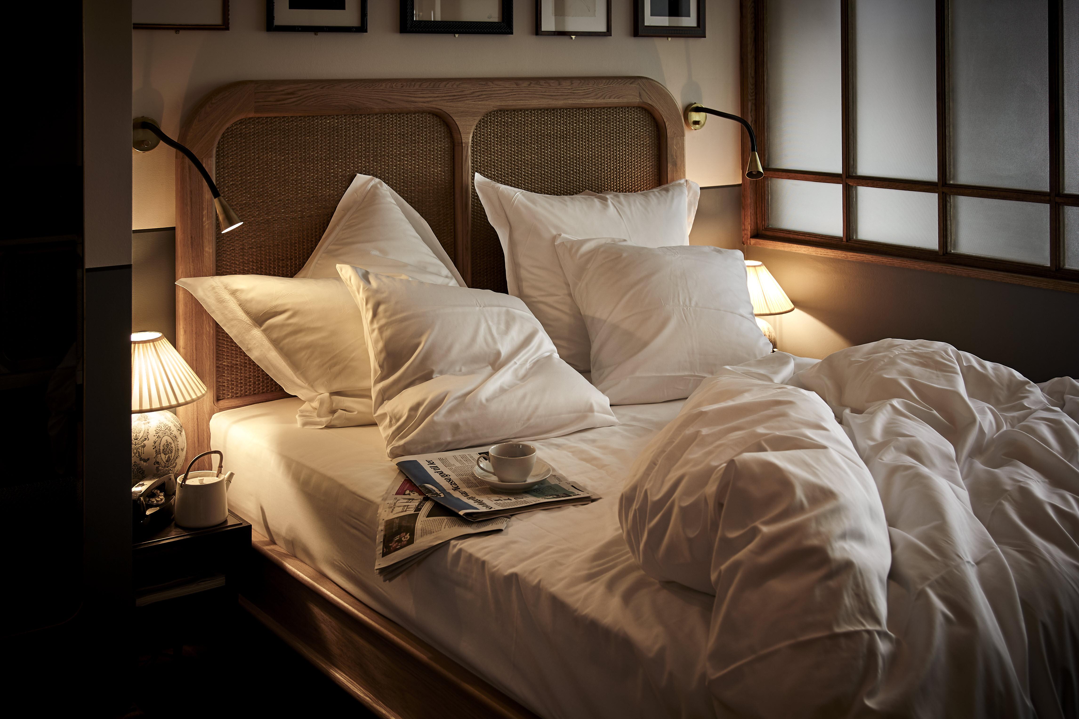 Sanders Bed in Oak and Rattan — USA Californian King In New Condition For Sale In London, England
