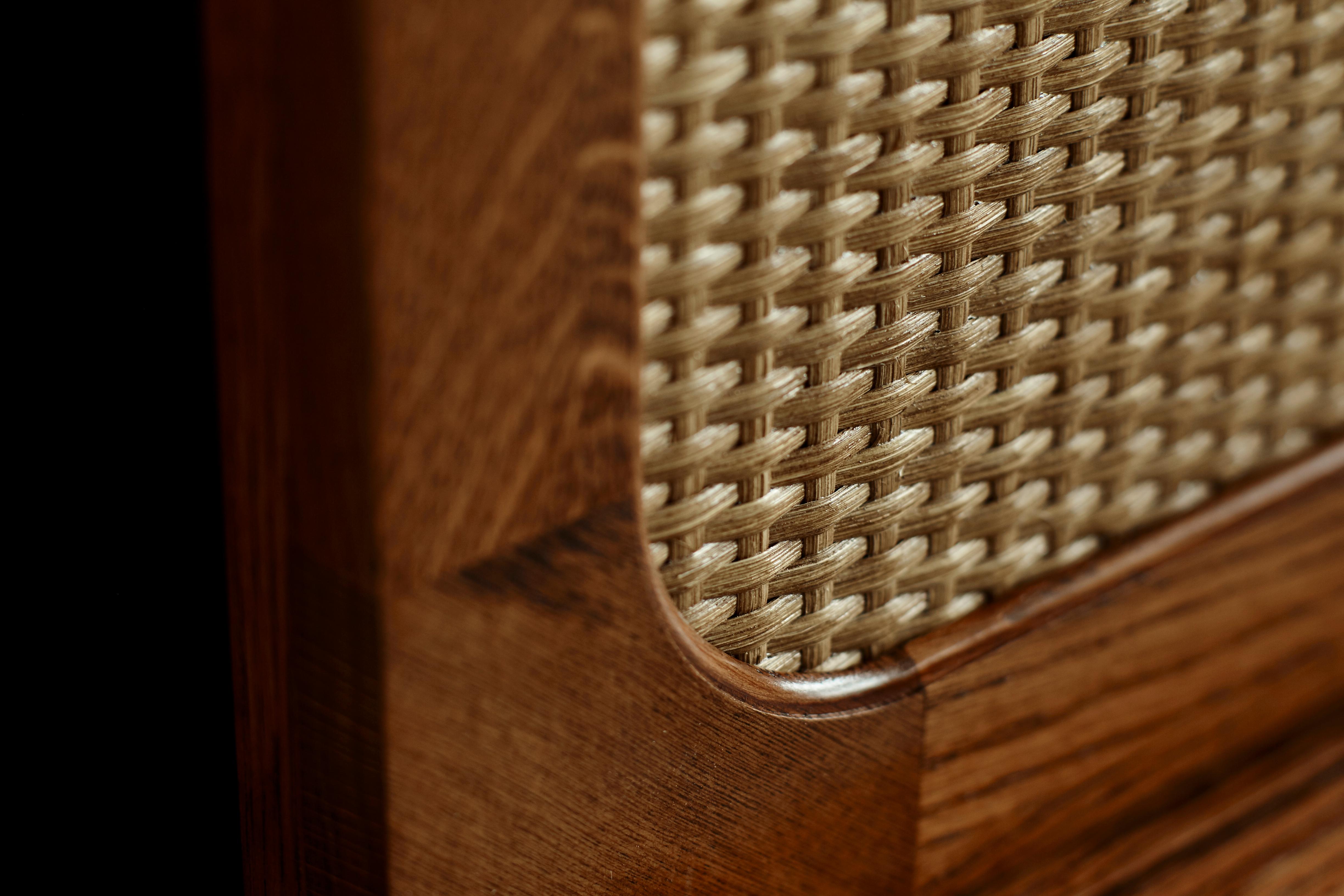 Ein Sideboard aus europäischer Eiche und Rattan, das von Lind + Almond speziell für Sanders, Kopenhagens führendes Luxus-Boutique-Hotel, entwickelt wurde.

Erhältlich in zwei Holztönen, Cognac und Eiche Natur. Auf Bestellung in Europa handgefertigt.
