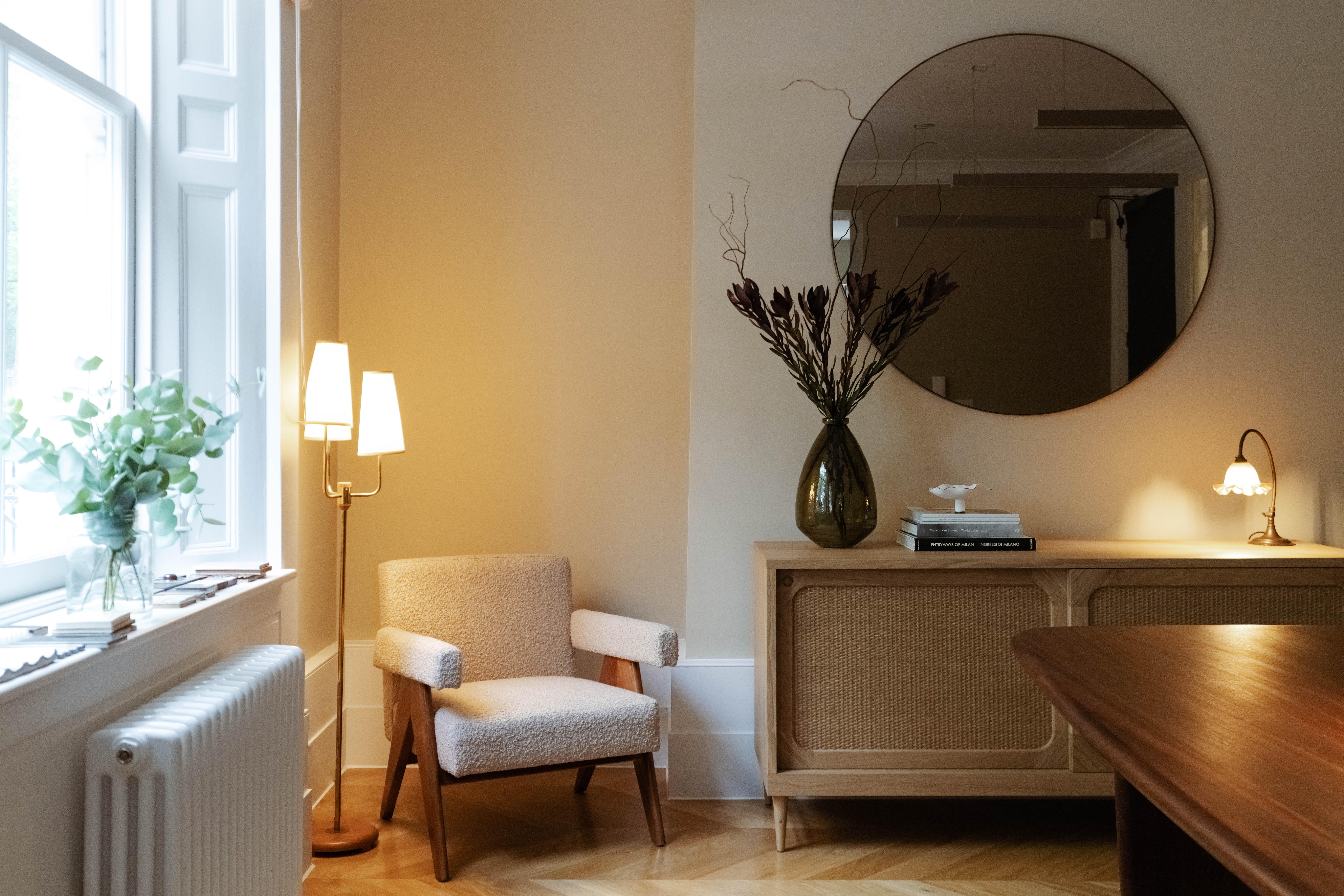 Ein Sideboard aus europäischer Eiche und Rattan, das von Lind + Almond speziell für Sanders, Kopenhagens führendes Luxus-Boutique-Hotel, entwickelt wurde.

Erhältlich in zwei Holztönen, Cognac und Eiche Natur. Auf Bestellung in Europa handgefertigt.