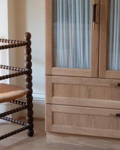 Armadio Sanders danese moderno di metà secolo in Oak, ottone e pelle - Medio