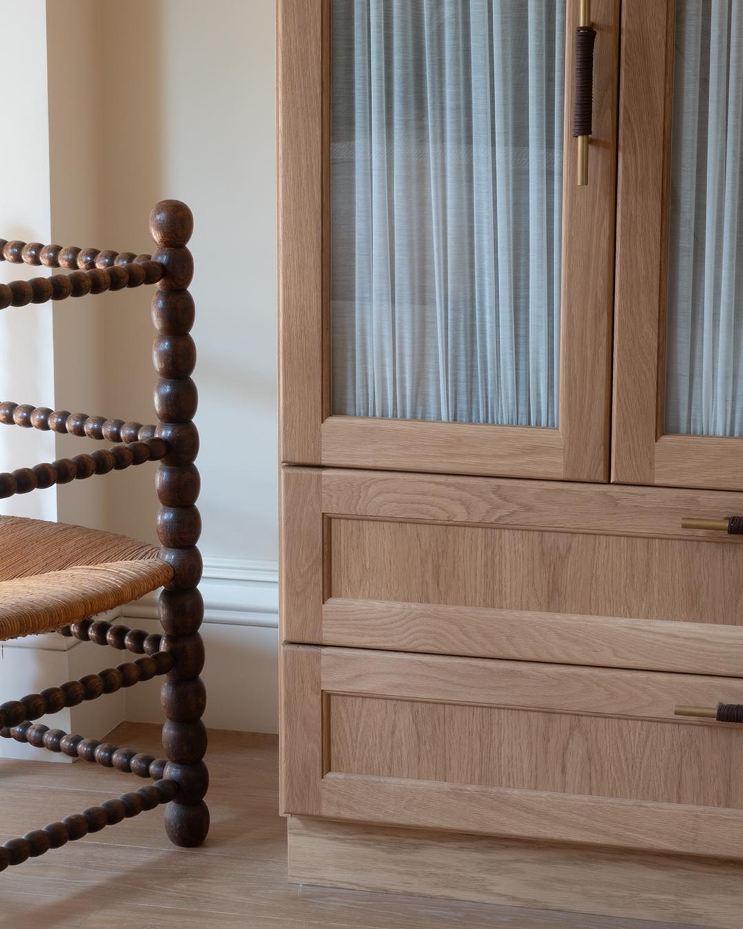 Une armoire en chêne européen, en laiton et en cuir, conçue spécialement pour Sanders, le premier hôtel de luxe de Copenhague.

Disponible en deux tons de bois, Chêne Naturel et Cognac. Fabriqué à la main sur commande en Europe.

Cette annonce