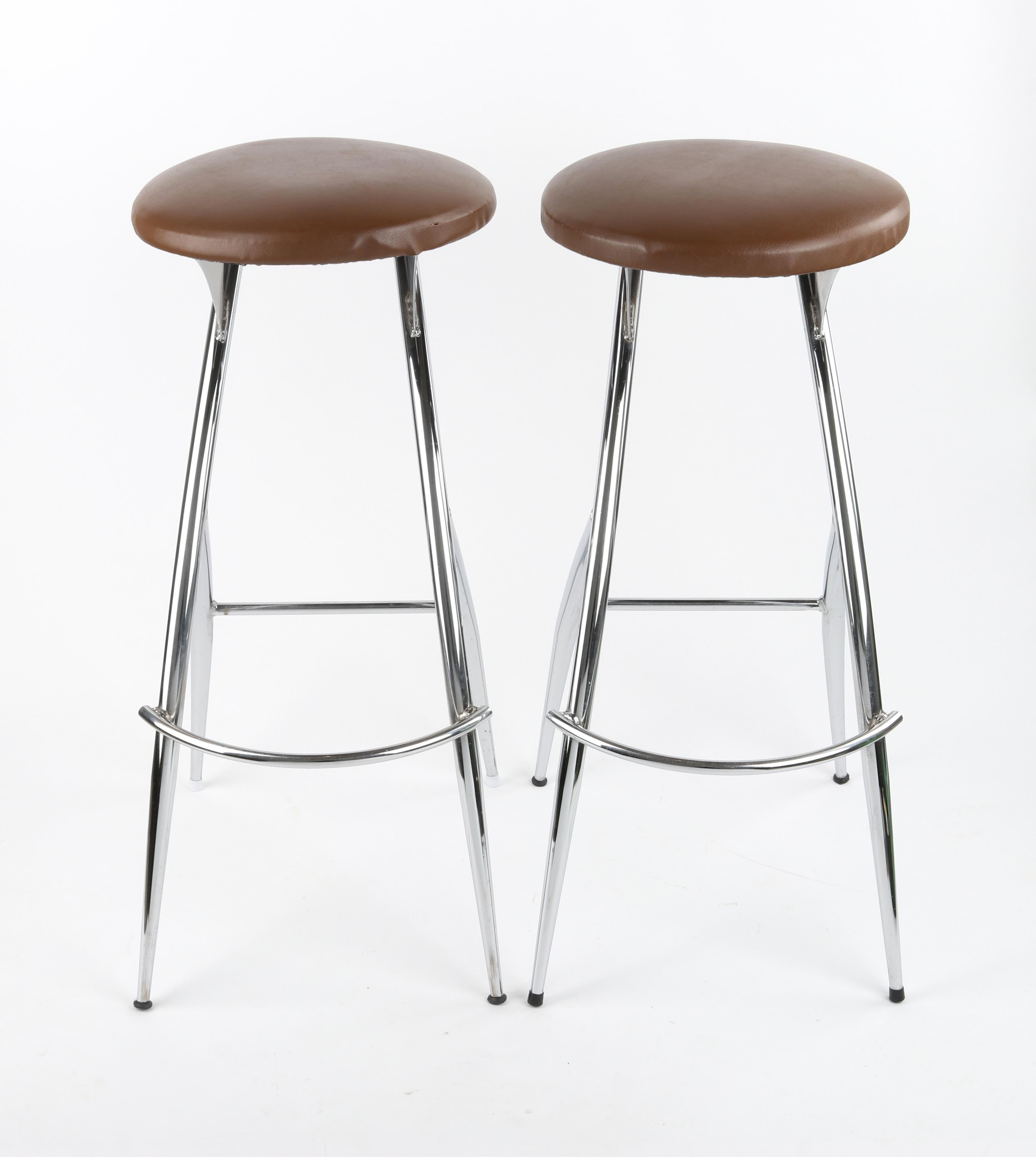 Européen Sandler Seating - Ensemble de tabourets de bar architecturaux incurvés tapissés de chrome des années 1990 en vente