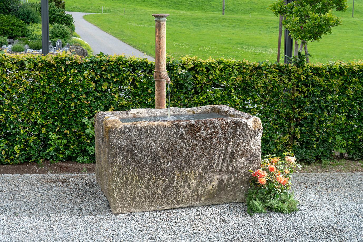 This limestone fountain is quite high. It's possible to sink the fountain in the ground for about 25cm to get a nice height.