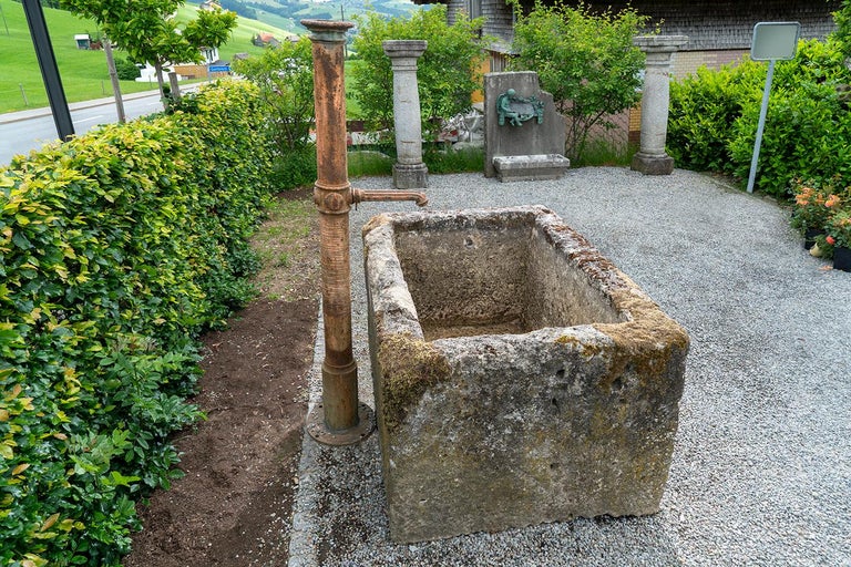 Sandlimestone Fountain with a Nice Patina In Good Condition For Sale In Gonten, CH