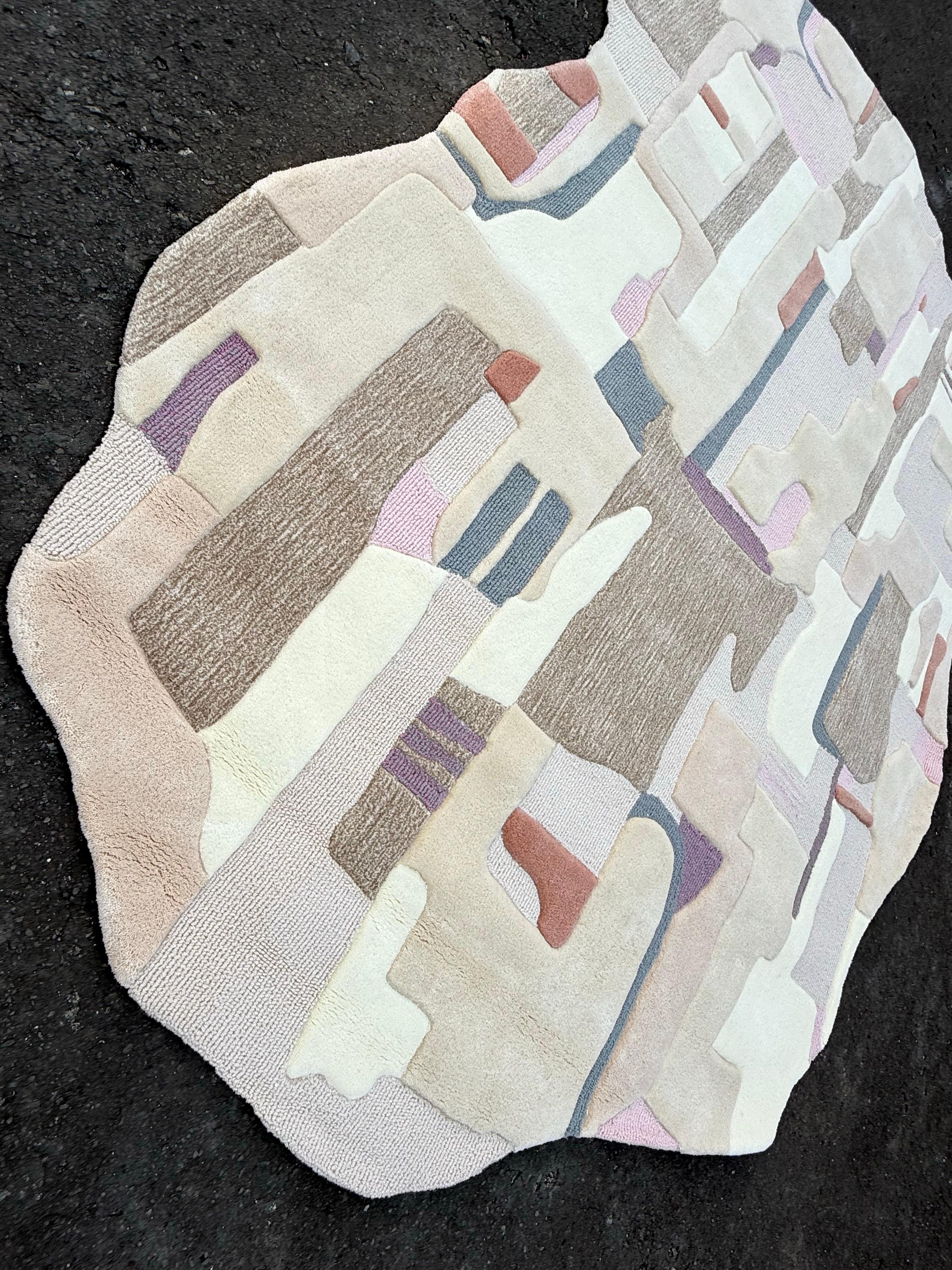 Evocando la calidez de la piedra iluminada por el sol y el ritmo tranquilo de los fragmentos arquitectónicos, Sandlines es una alfombra contemporánea tejida a mano por RAG Home Jakarta que celebra la textura, el equilibrio y la artesanía. Su