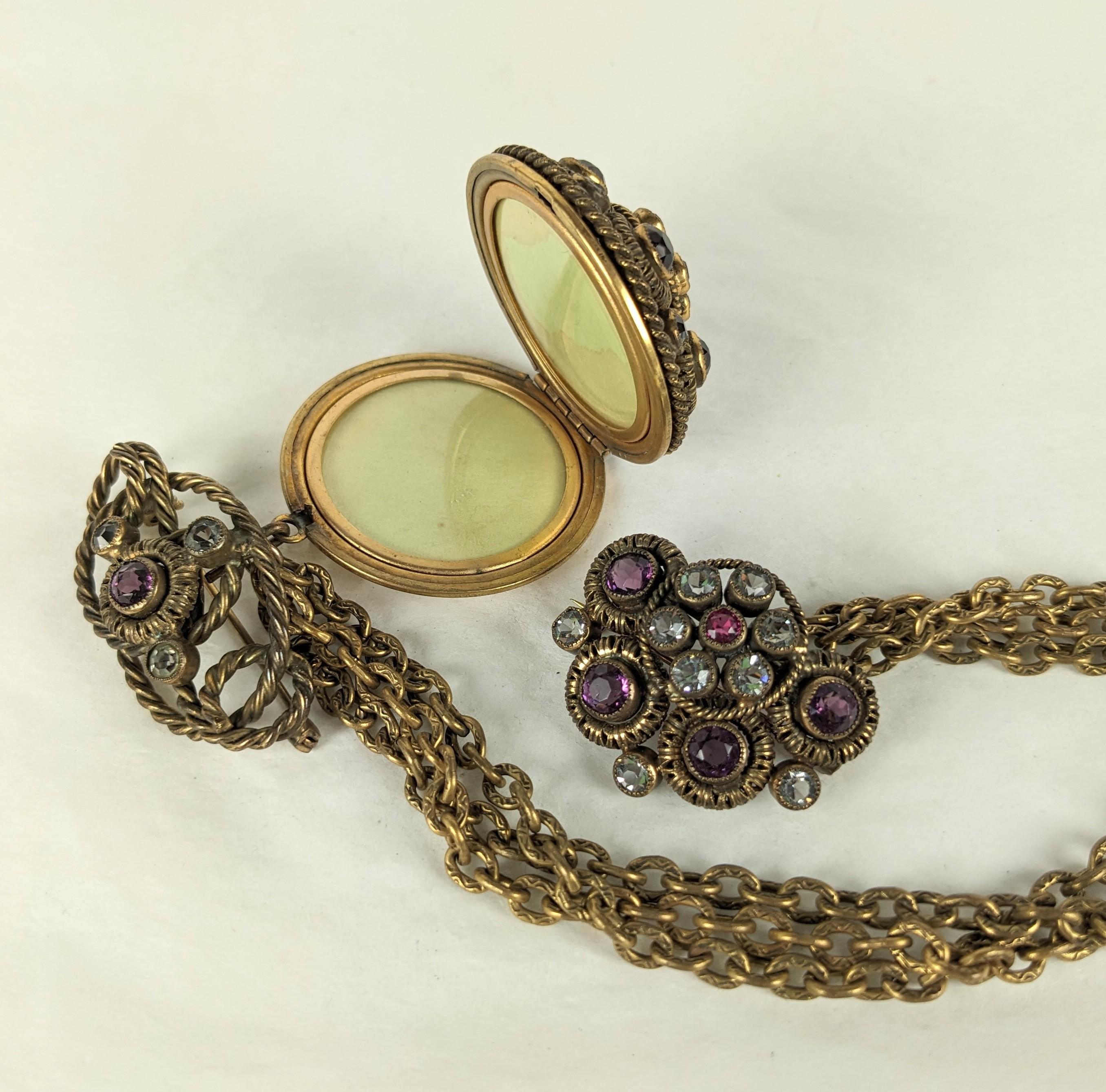 Victorien Sandor - Broche Chatelaine avec médaillon en bijou en vente