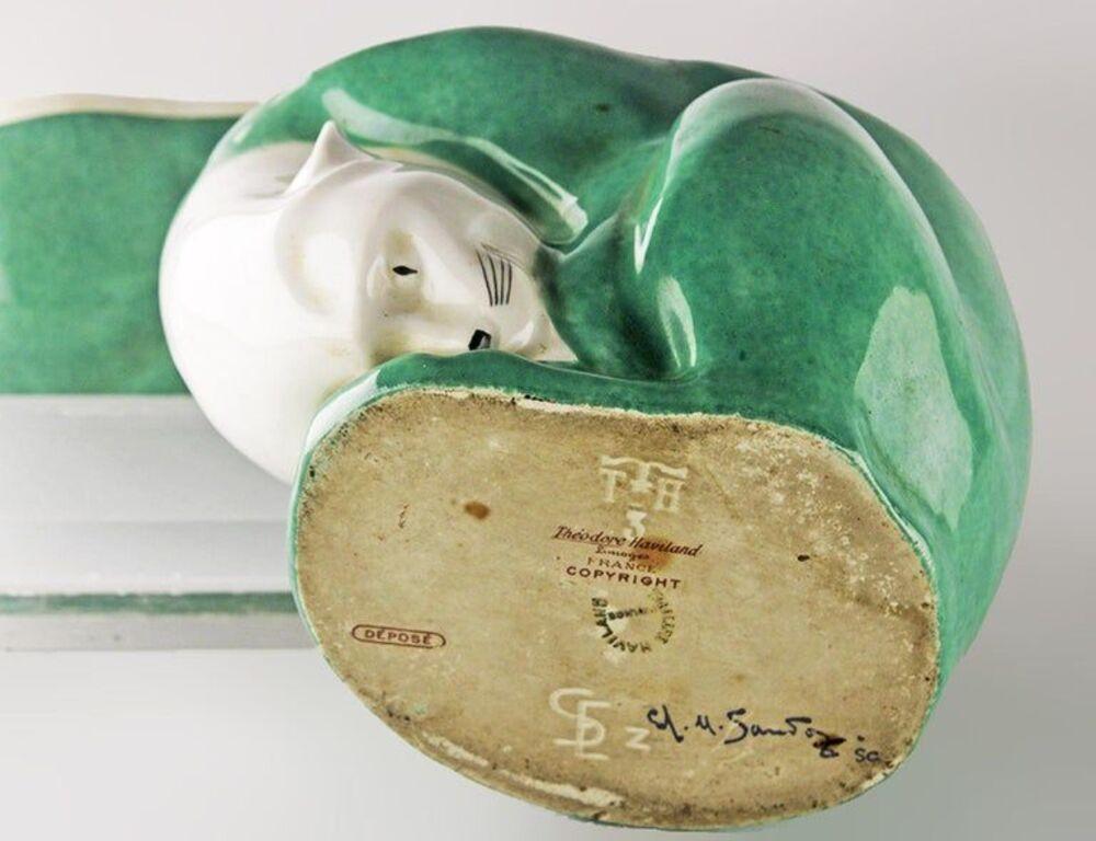 Sandoz Art Deco Porcelain Box
Origin: France, Circa 1920
Porcelain box
Fox or cat sculpture
Green and white
Created and hand-painted by Marcel Sandoz
Manufactured by Theodore Haviland
France, circa 1920. Box with a cat or fox figurine in green and
