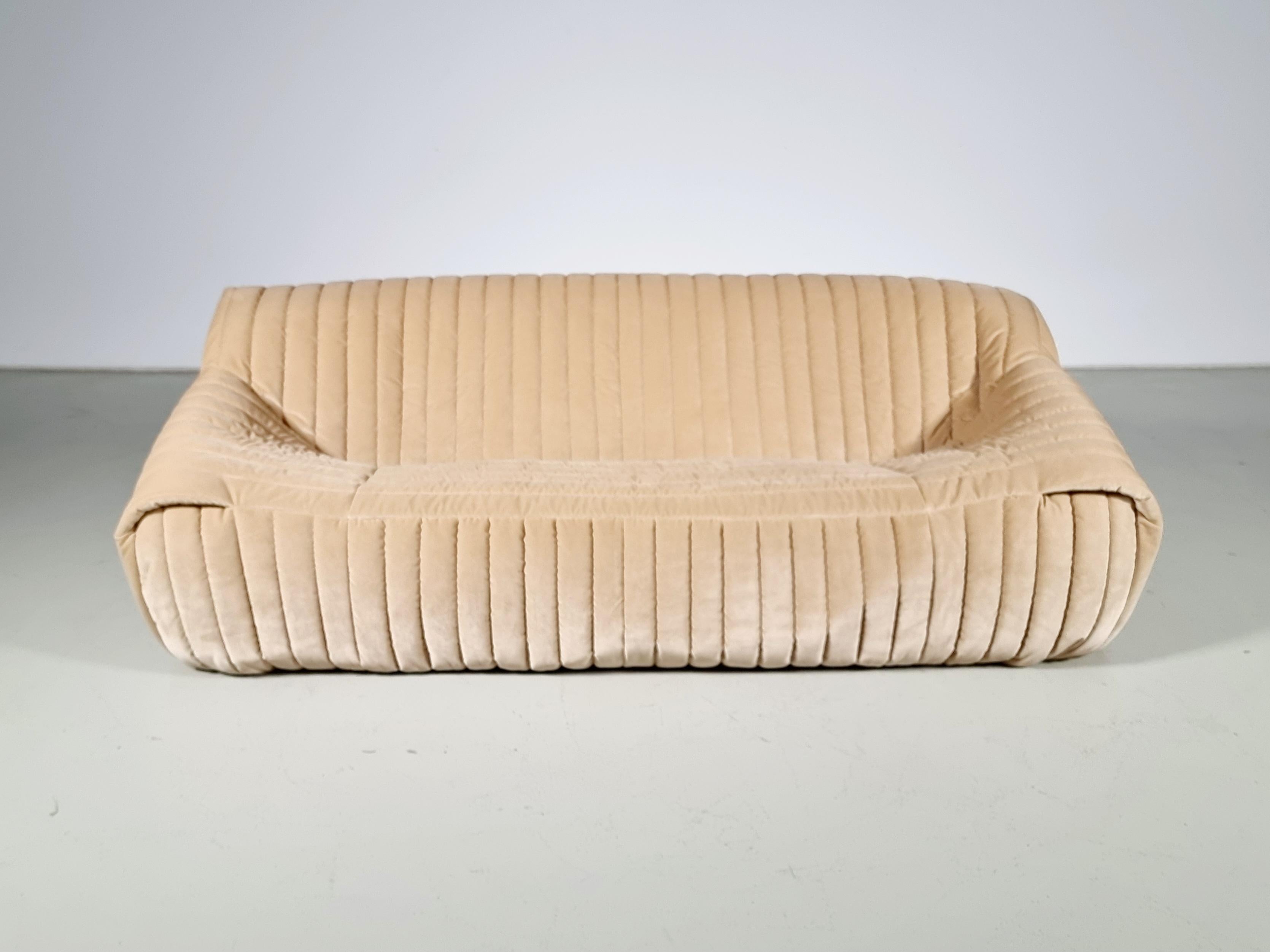 The Sandra sofa was designed by Annie Hiéronimus for Cinna after she joined the Roset Bureau d'Etudes in 1976.

Constructed fully from foam, the sofa has a solid form. The lines enhance the soft curves of the sofa and the folds of the fabric, giving