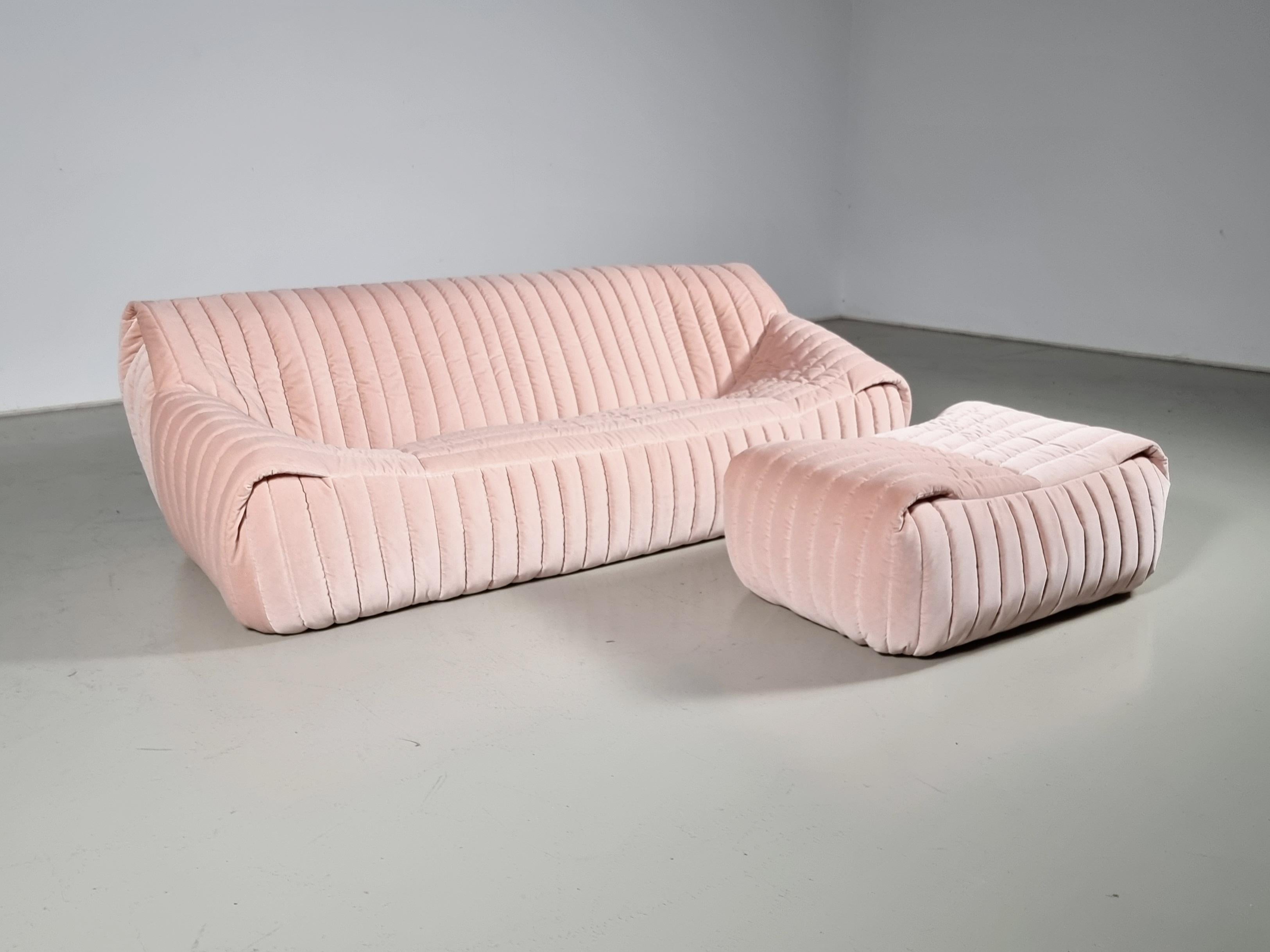 The Sandra sofa was designed by Annie Hiéronimus for Cinna after she joined the Roset Bureau d'Etudes in 1976. 

Constructed fully from foam, the sofa has a solid form. The lines enhance the soft curves of the sofa and the folds of the fabric,