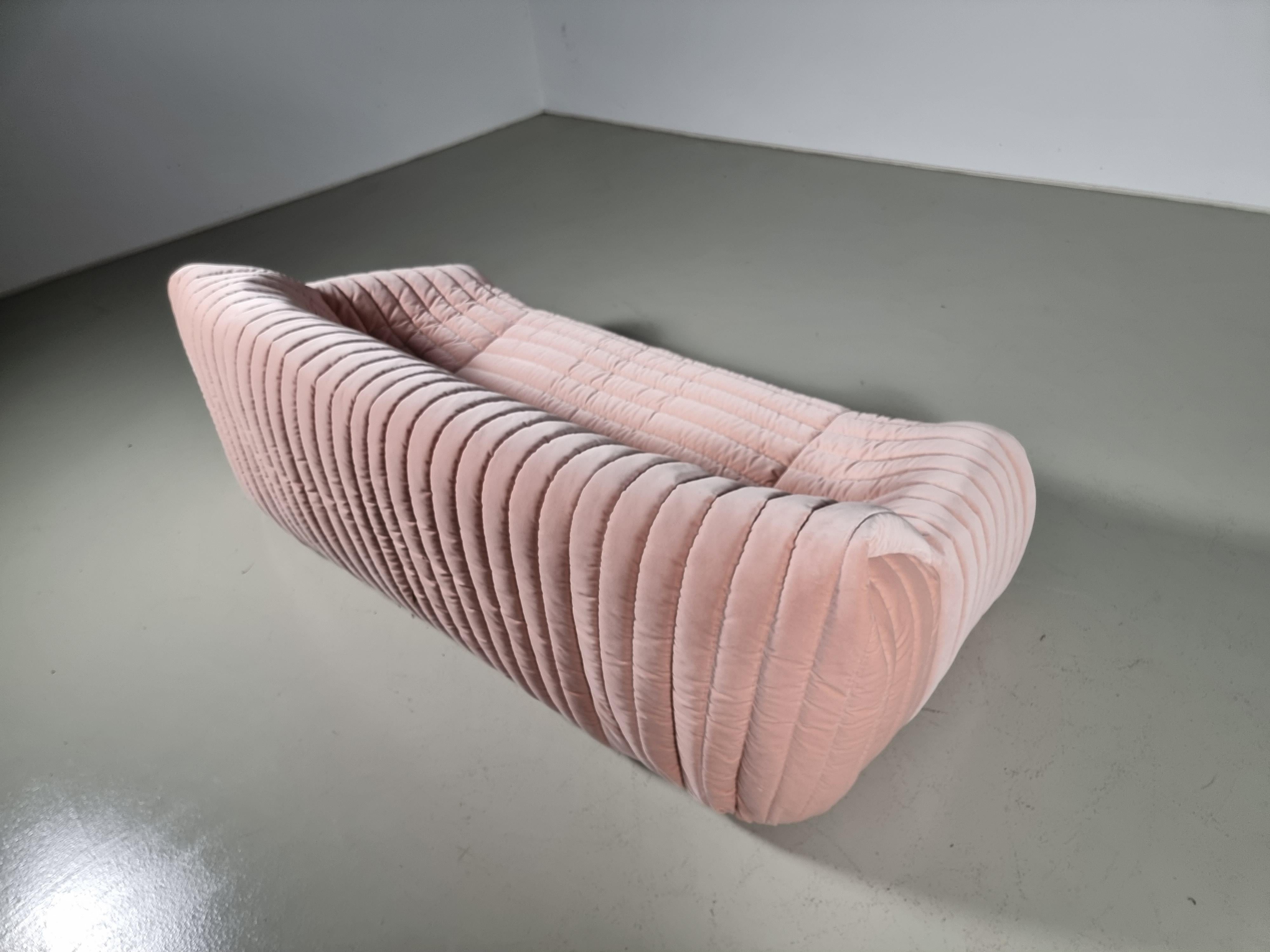 Mid-Century Modern Sandra 3-seater sofa in blush pink velvet, Annie Hiéronimus, Cinna Ligne Roset