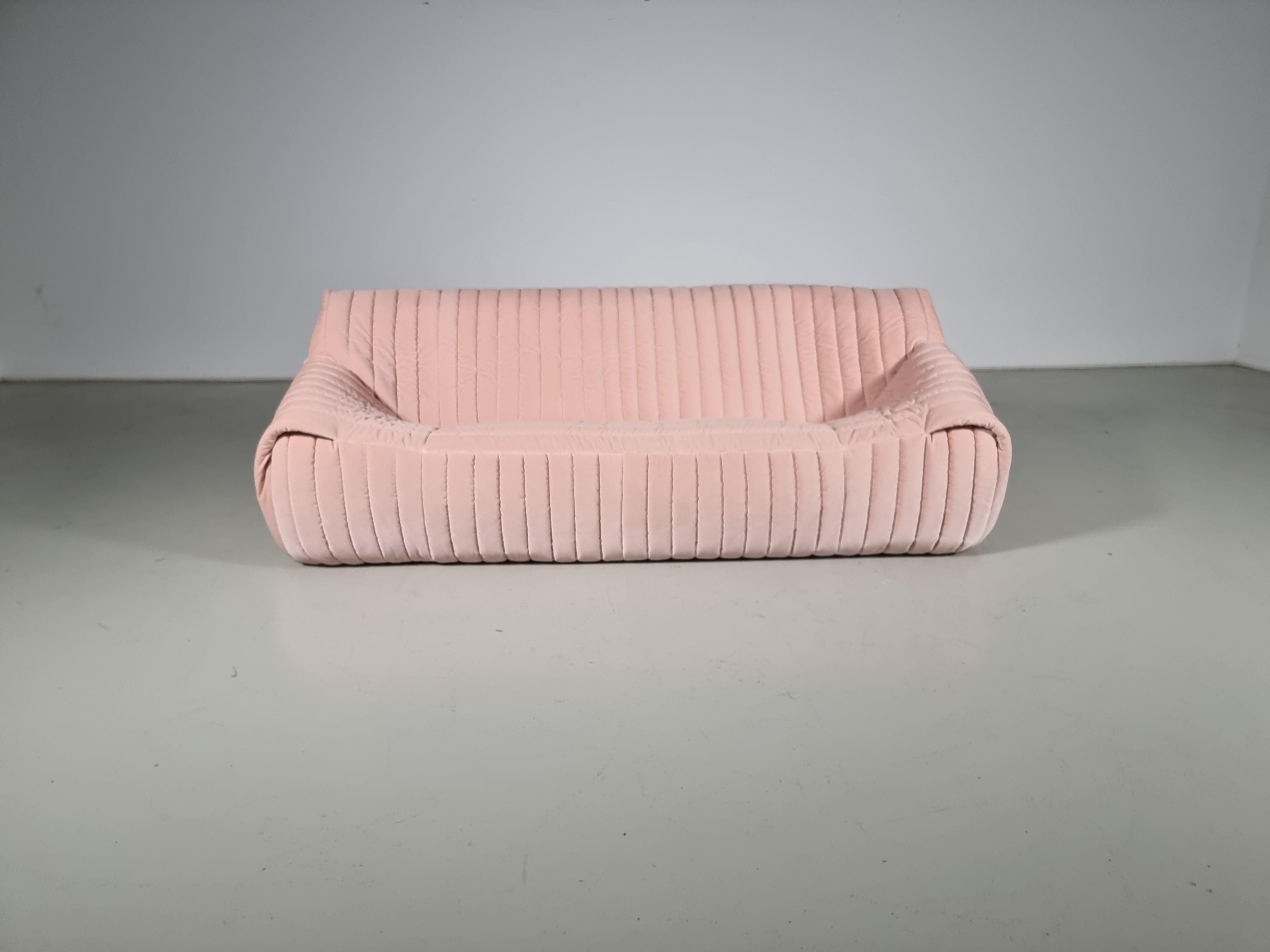 Sandra 3-seater sofa in blush pink velvet, Annie Hiéronimus, Cinna Ligne Roset In Excellent Condition In amstelveen, NL