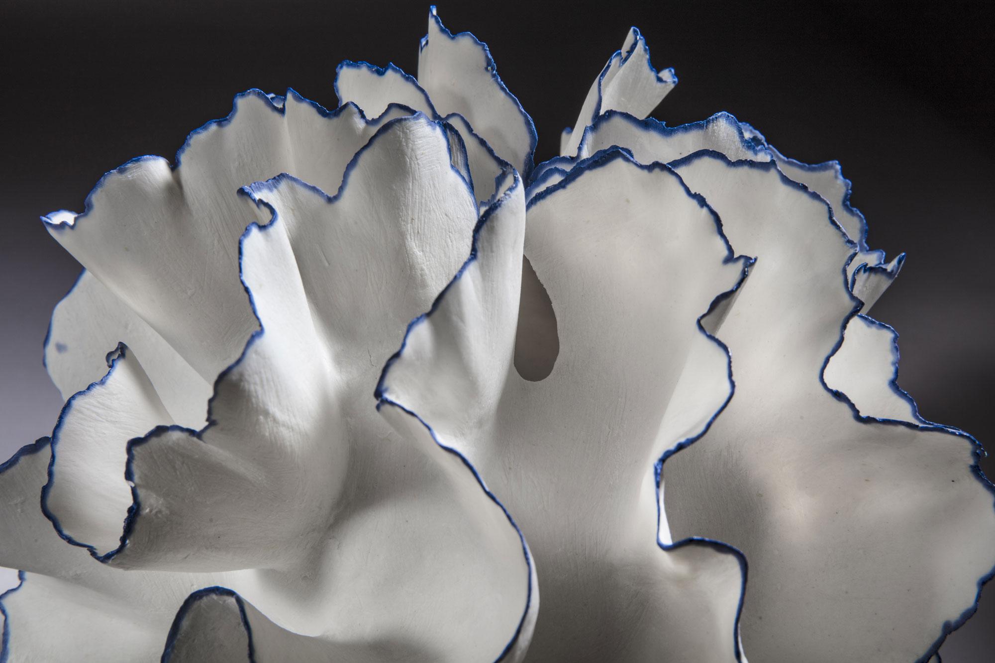 Sandra Davolio Weiße Keramikvase mit blauen Kanten (Handgefertigt)