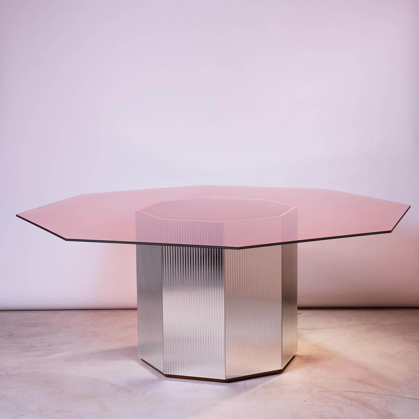 An exclusive table that will infuse a charming touch to a modern dining or family room decor, Sandra e Raimondo 140 showcases shimmering panels on its fluted glass covered wood, octagonal base, and hollow center. Topped by an irregular, octagonal