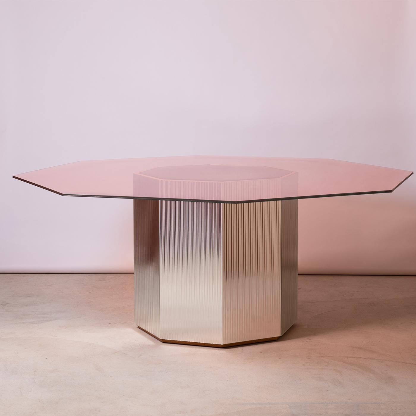 A larger version of the Sandra e Raimondo 140 table, this astonishing piece will create e luminous effect in a modern or contemporary dining interior. Featuring a handcrafted octagonal base in wood with a brilliant fluted glass overlay and an