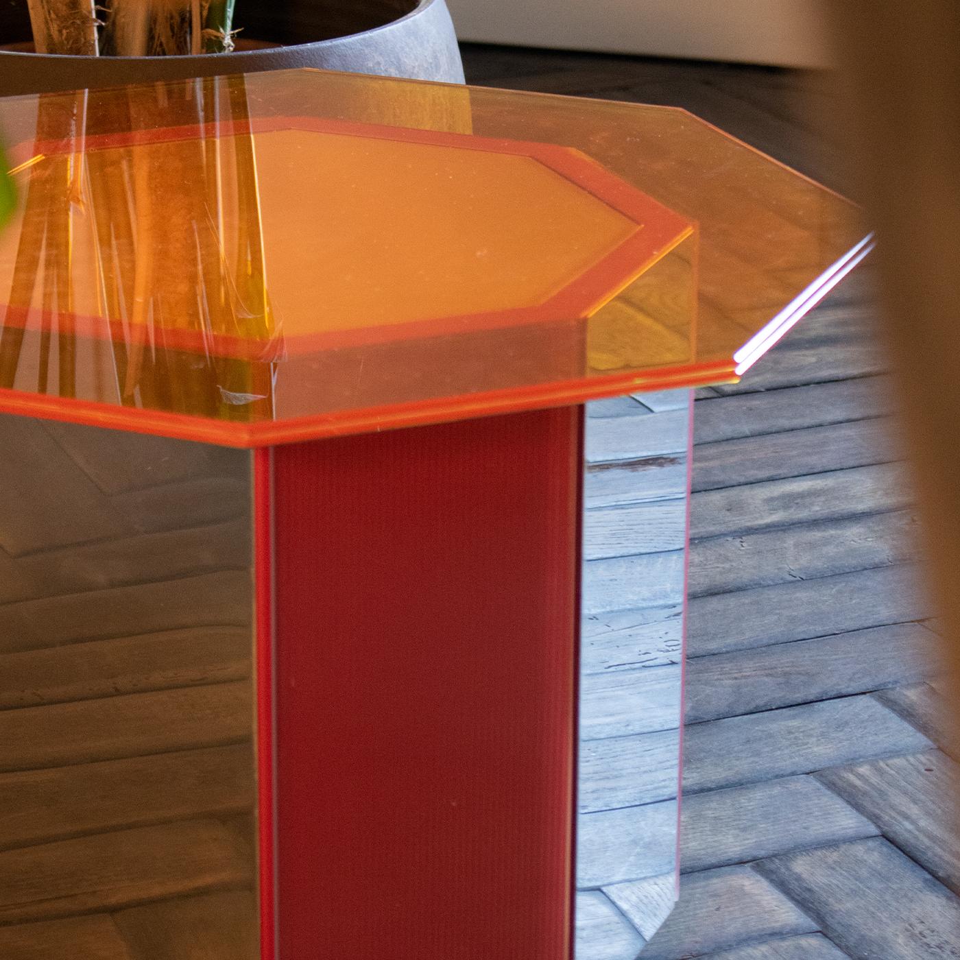 A distinctive chromatic effect for a modern dining area, this Sandra e Raimondo side table pays tribute to a famous comedy couple who were complete opposites. Showcasing a sturdy regular octagonal base crafted in steel-covered wood, and an orange