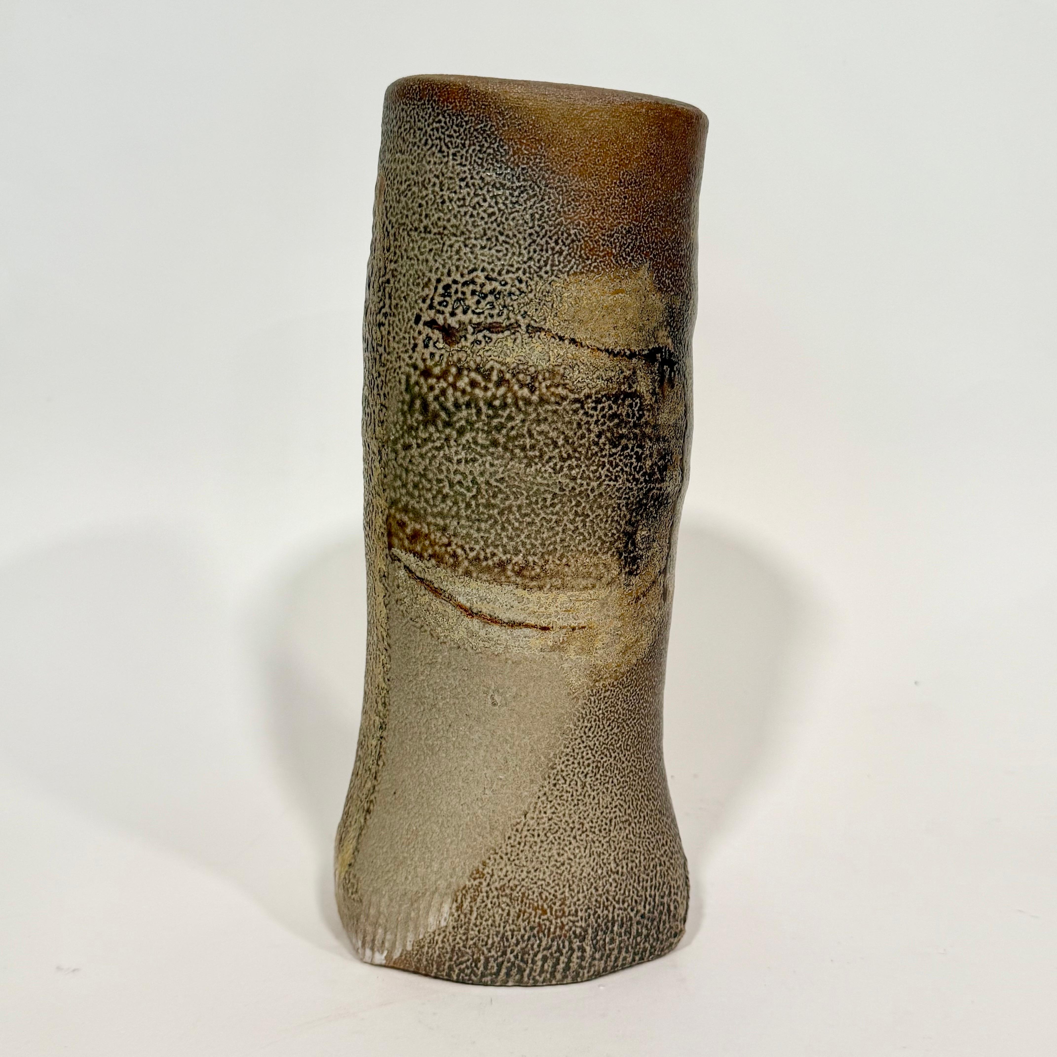 Superbe vase abstrait en forme de pile, cuit au sel, par Sandra Johnstone, potière bien connue, dans les années 1970. Johnstone (1936-1991) a étudié avec Peter Voulkos à l'université de Berkeley au début des années 1950. Elle a été à l'avant-garde