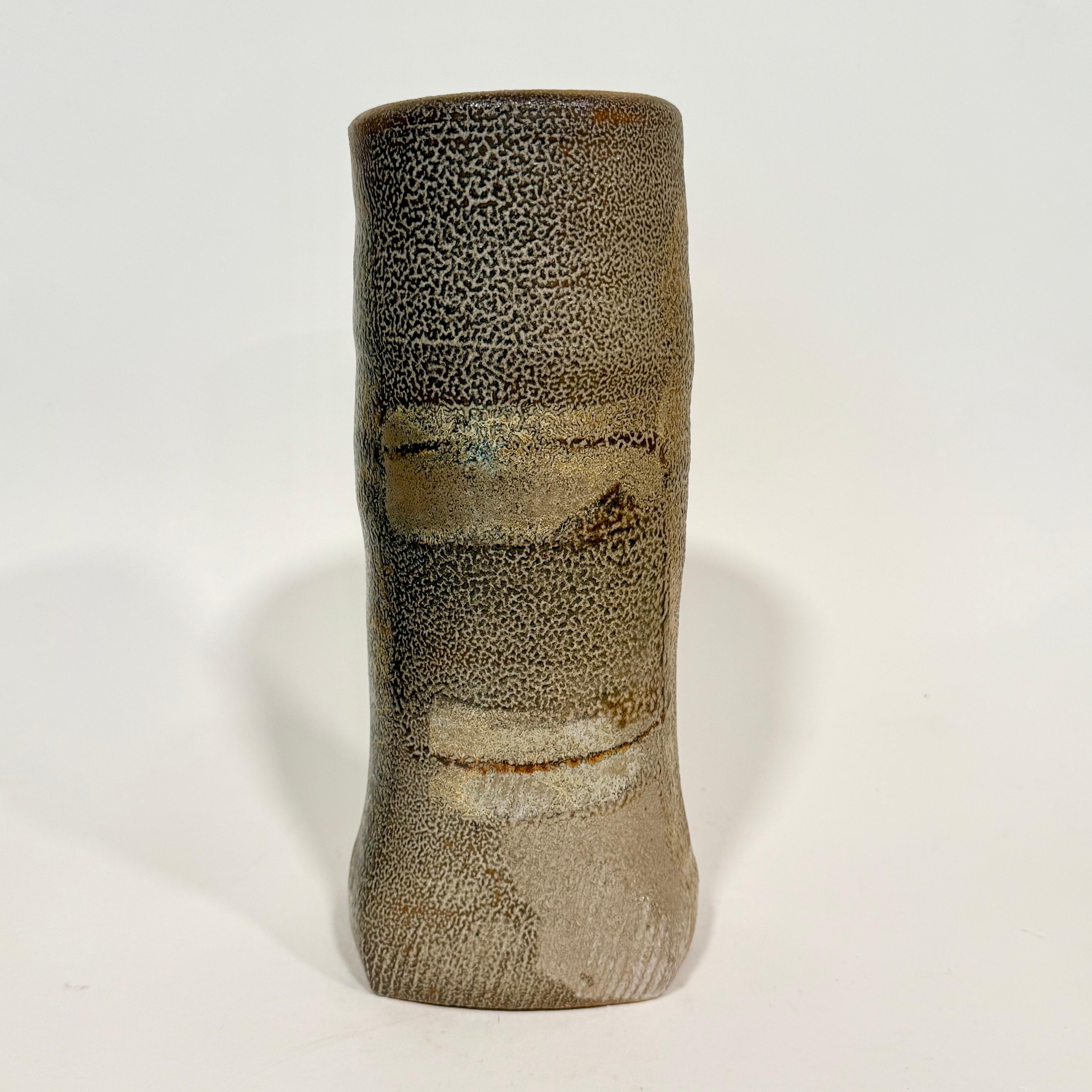 Américain Sandra Johnstone Vase à pile abstraite au feu de sel 1970 Californie en vente