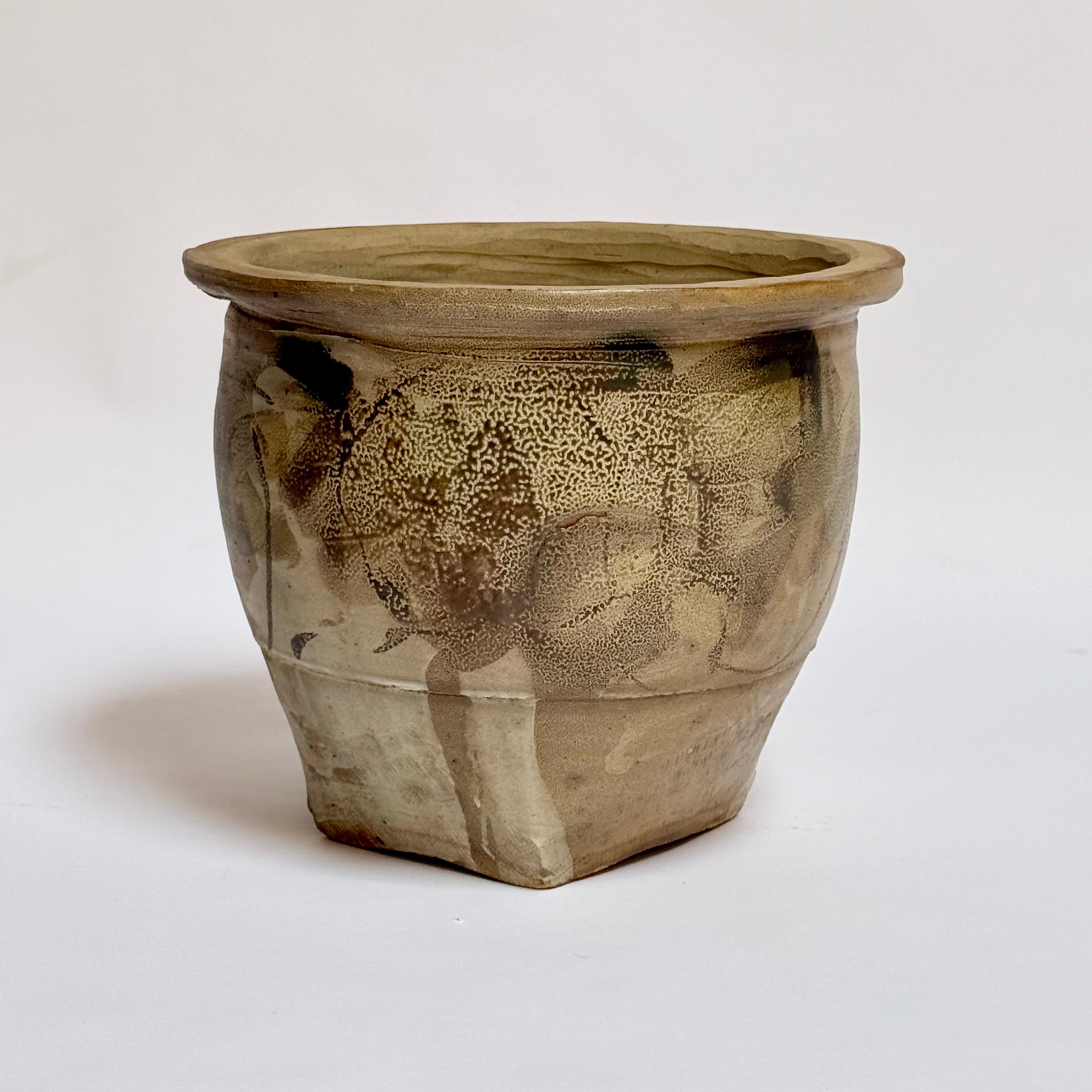 Asombroso macetero abstracto a gran escala cocido con sal, obra de la conocida ceramista Sandra Johnstone, c. 1970. Tapa de madera maciza con cordón de cuero que la sujeta al recipiente. Johnstone (1936-1991) estudió con Peter Voulkos en la