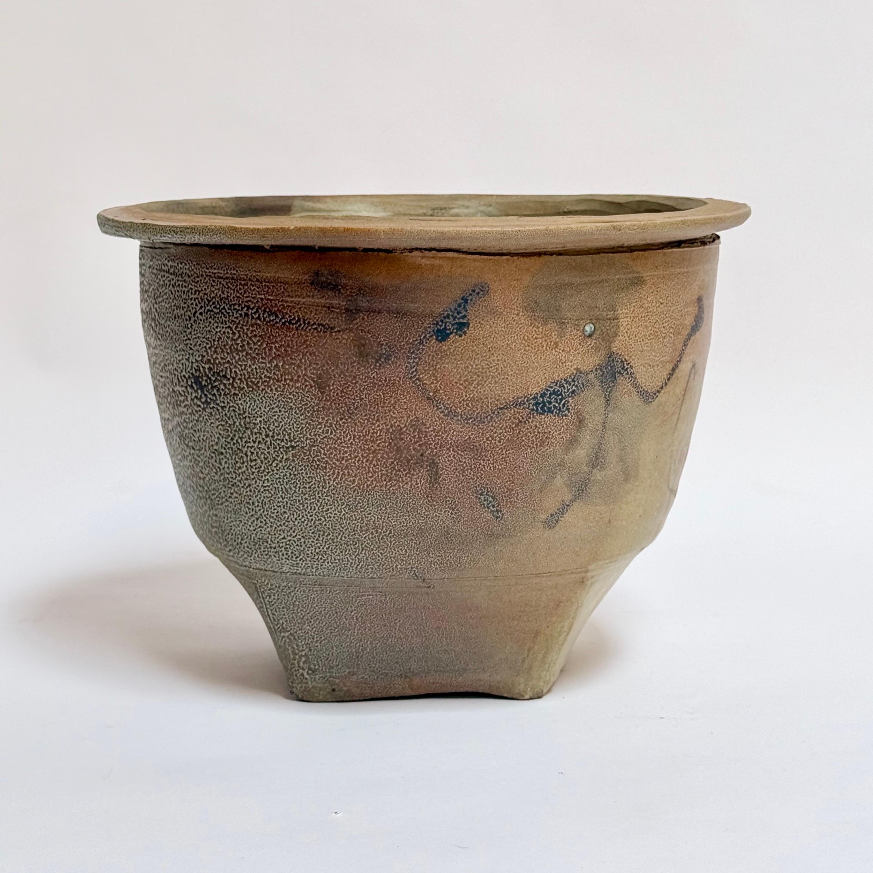 Asombrosa maceta abstracta a gran escala cocida con sal, obra de la conocida ceramista Sandra Johnstone, c. 1970. Tapa de madera maciza con cordón de cuero que la sujeta al recipiente. Johnstone (1936-1991) estudió con Peter Voulkos en la