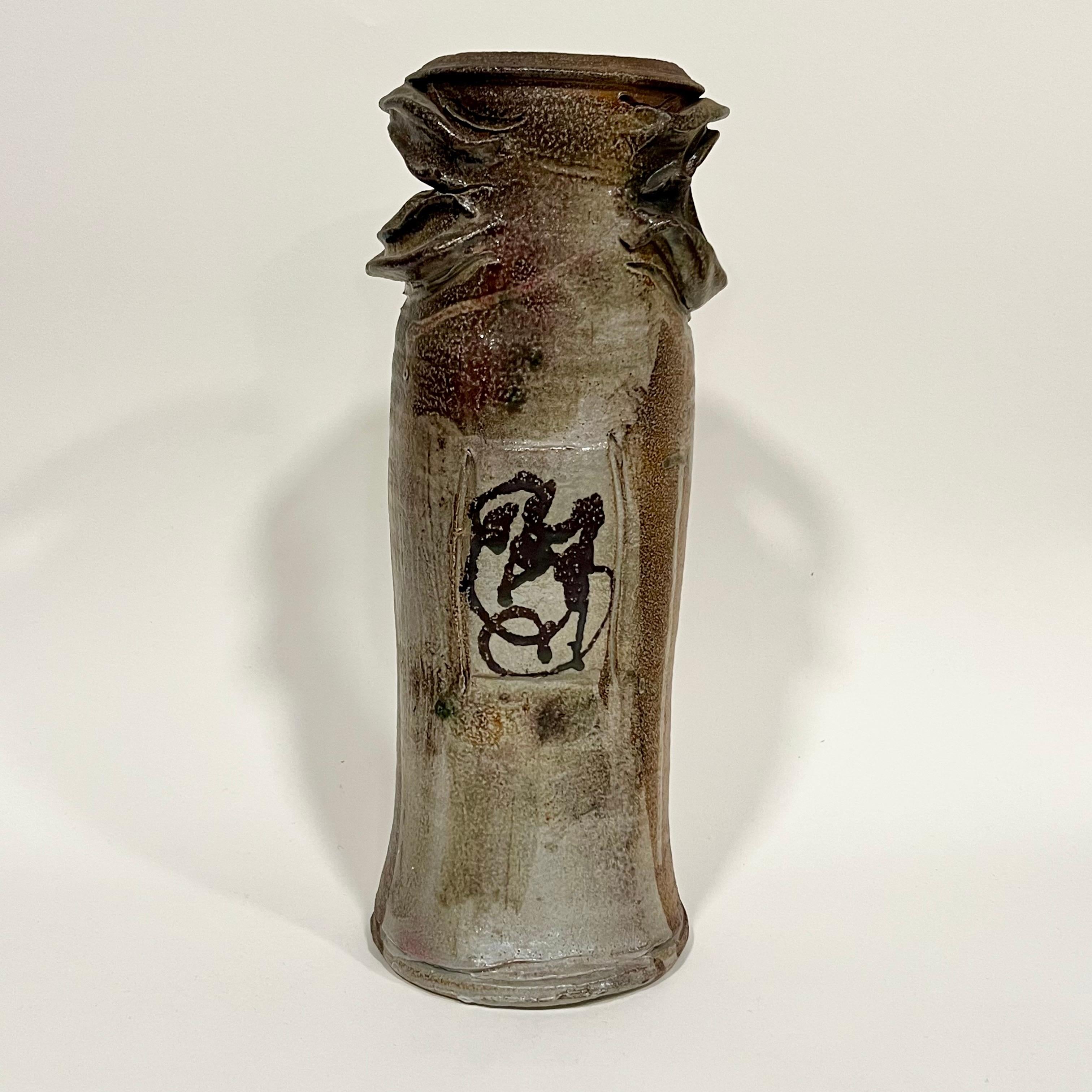 Incredibile vaso astratto cotto al sale di Sandra Johnstone, ceramista quotata degli anni Settanta. Johnstone (1936-1991) studiò con Peter Voulkos alla UC Berkeley negli anni '50. Inoltre Johnstone ha studiato anche con Paul Soldner. Alla fine,