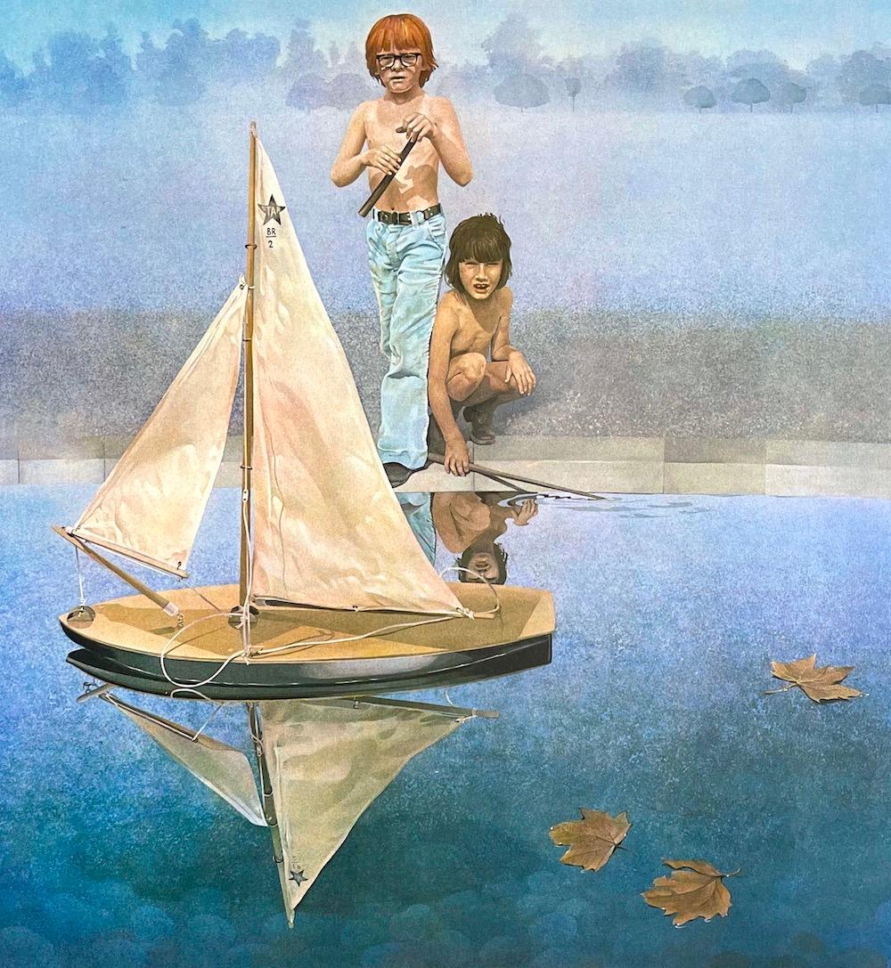 Lithographie signée THE ROUND POND, garçons avec un modèle de voilier, étang d'été - Contemporain Print par Sandra Lawrence