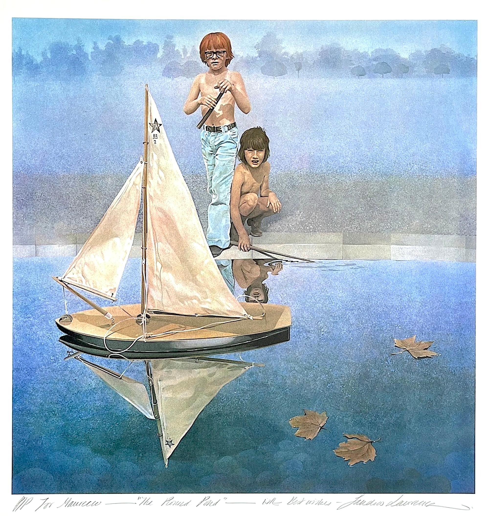 Portrait Print de Sandra Lawrence - THE ROUND POND Litografía firmada, Muchachos con modelo de velero, estanque de verano