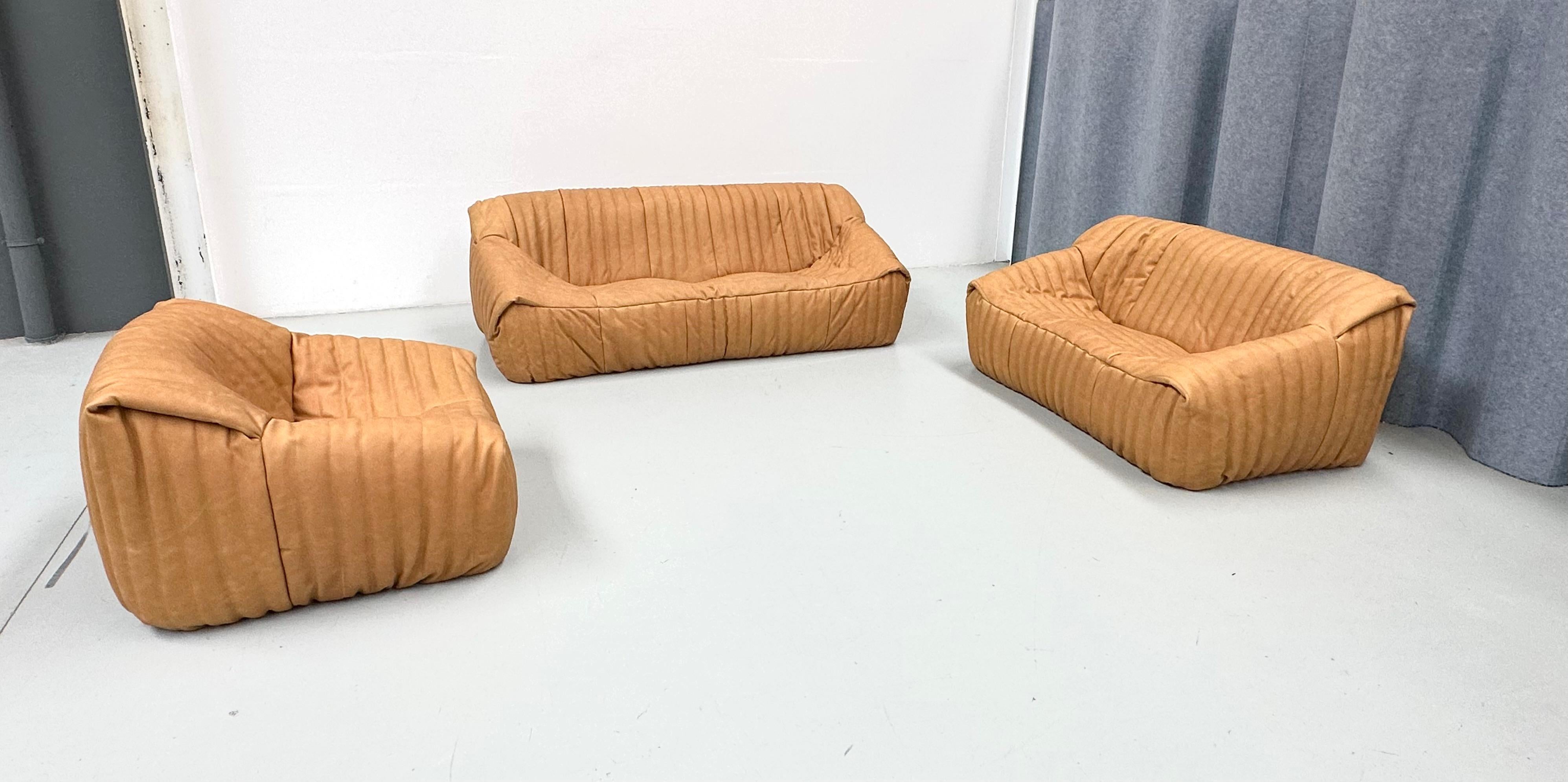 An iconic 1970s design, the Sandra sofa collection was designed by Annie Hiéronimus for Cinna after she joined the Roset Bureau d'Etudes in 1976. Constructed from foam, this armchair has a solid form which is fully upholstered in thick high quality