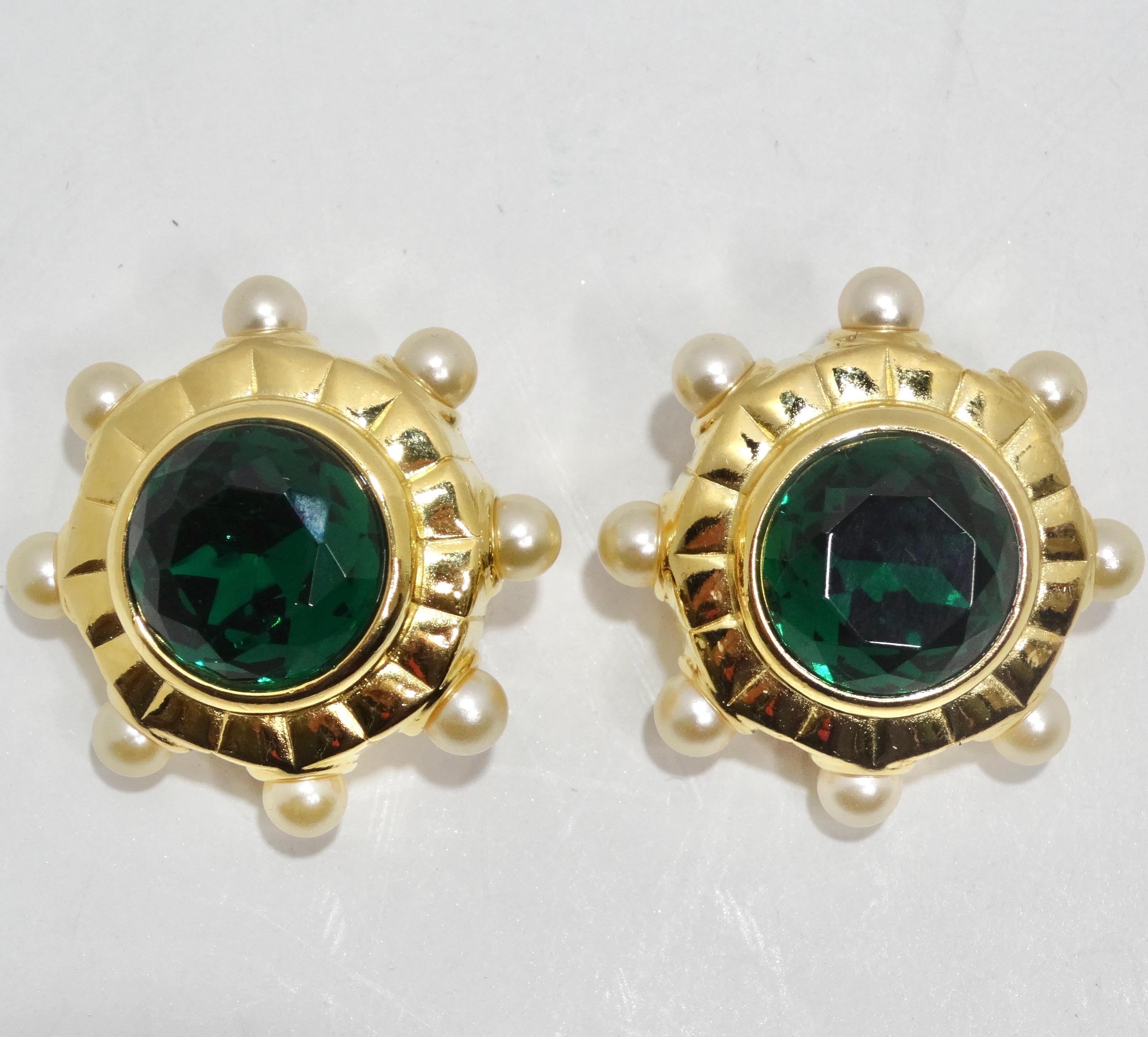 Indulge in the glamorous vintage chic of the Sandra Miller Burrows 1980s Gold Tone Green Gem Pearl Clip-On Earrings. These stunning clip-on earrings feature an emerald green stone at the center, surrounded by a yellow gold plated flower petal-like