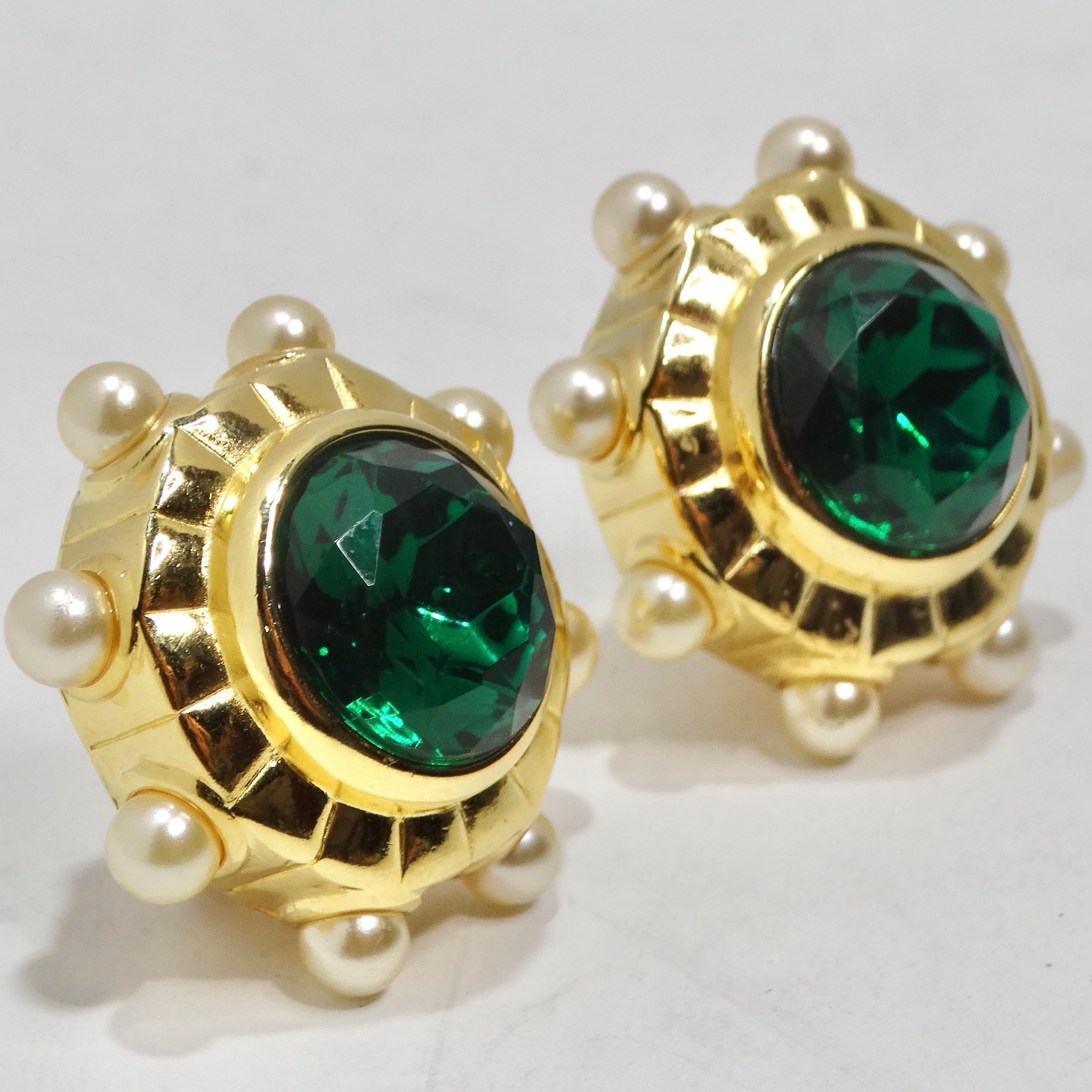 Sandra Miller Burrows 1980s Gold Tone Green Gem Pearl Clip On Earrings In Excellent Condition For Sale In Scottsdale, AZ
