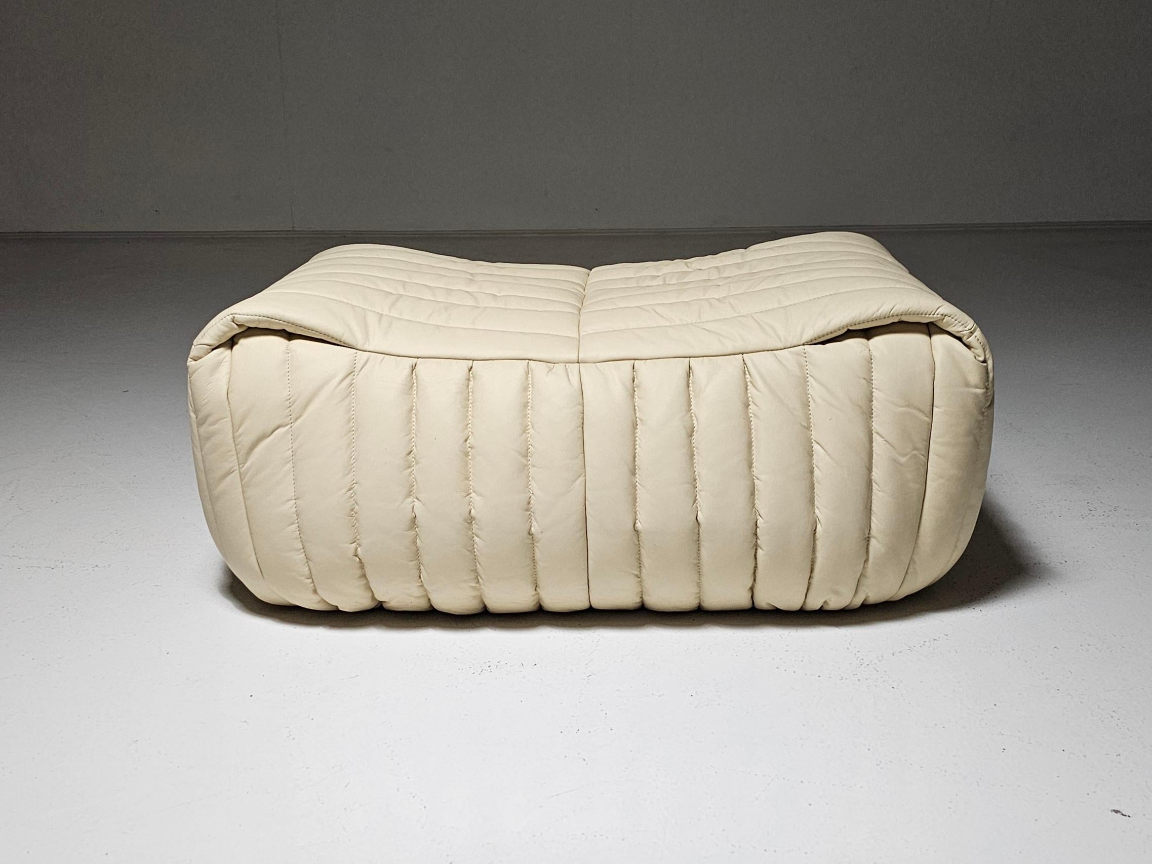 Pièce intemporelle du design français, le pouf Sandra d'Annie Hiéronimus pour Cinna allie une forme sculpturale à un confort quotidien. Créé à la fin des années 1970, ce design iconique est célébré pour ses courbes organiques, sa silhouette douce et
