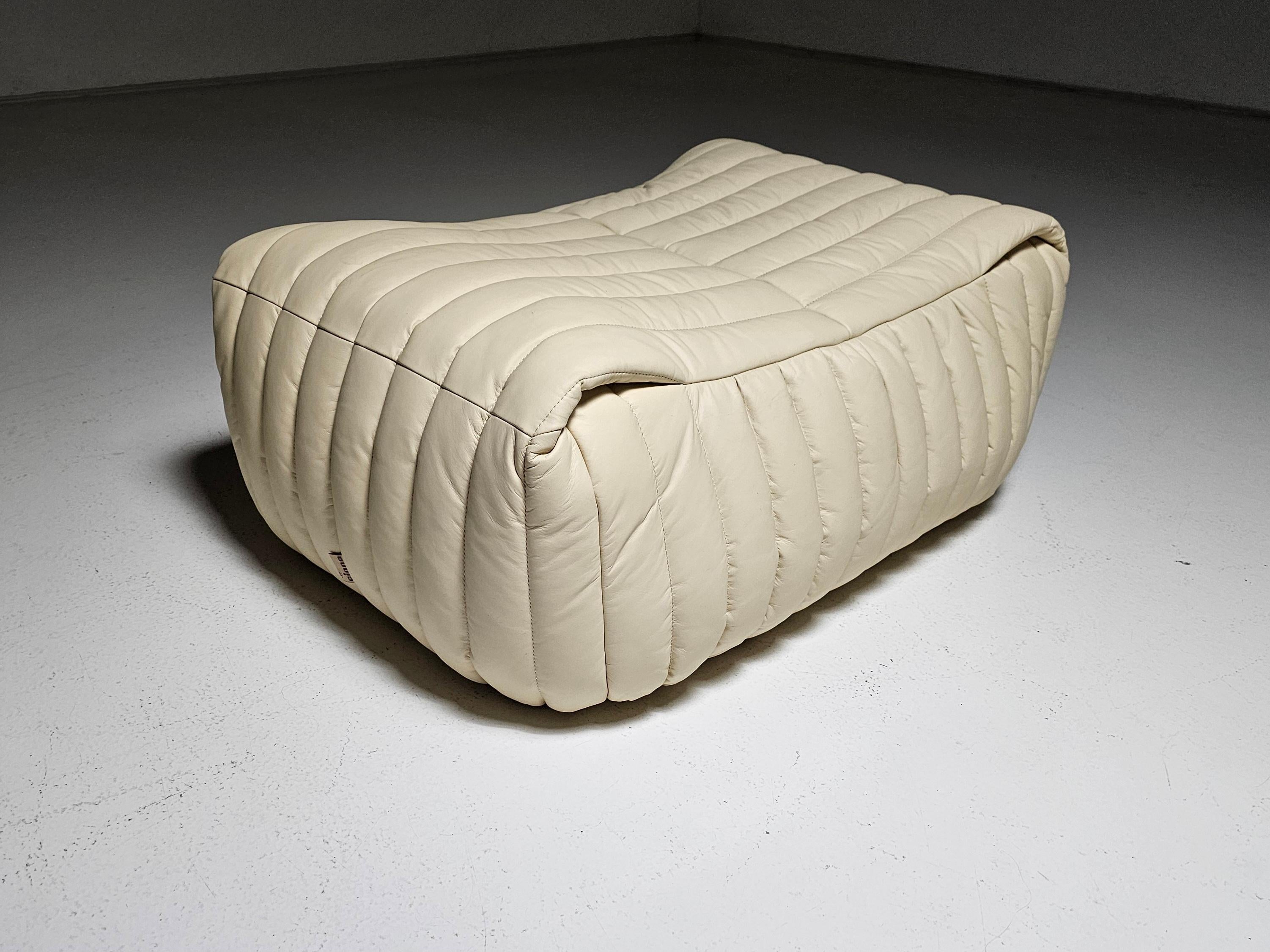 Français Sandra ottoman/pouf en cuir crème par Annie Hieronimus pour Cinna, 1970 en vente