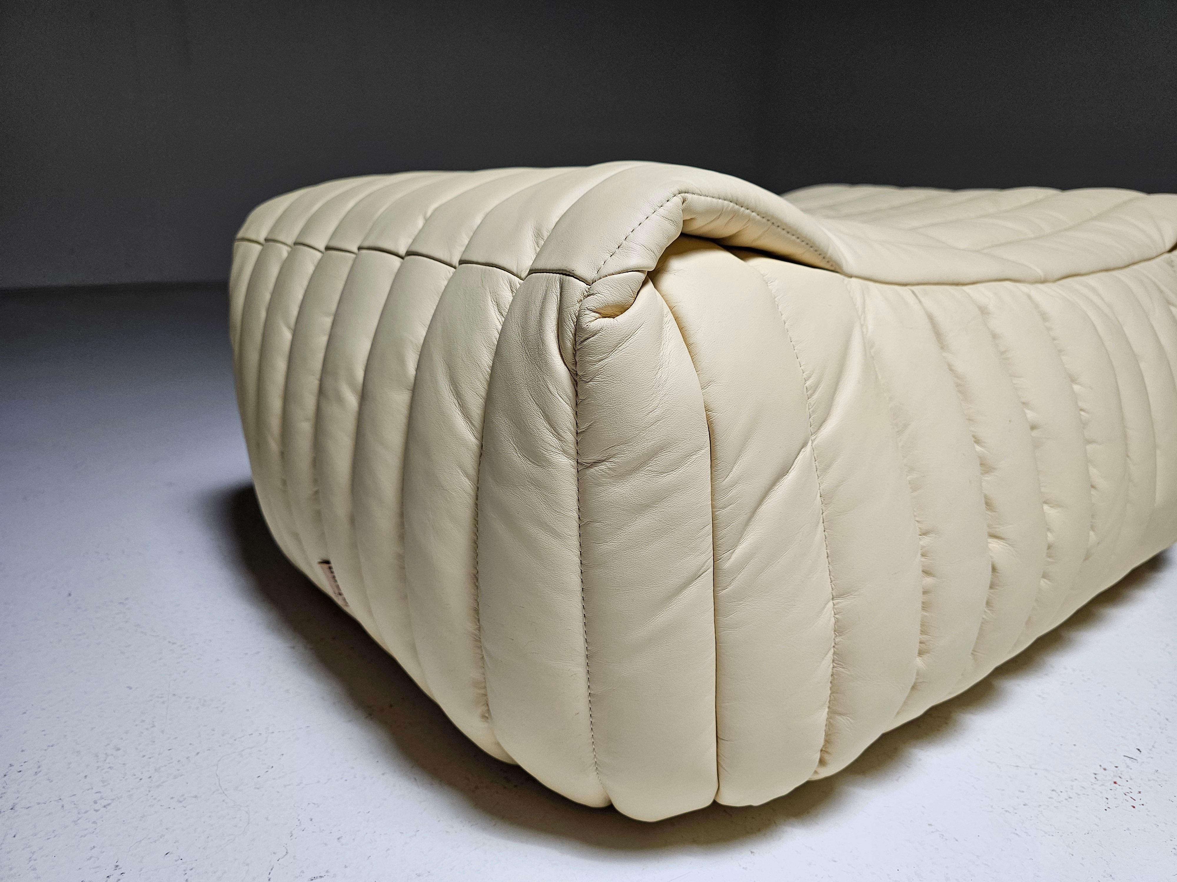Sandra ottoman/pouf en cuir crème par Annie Hieronimus pour Cinna, 1970 Bon état - En vente à amstelveen, NL