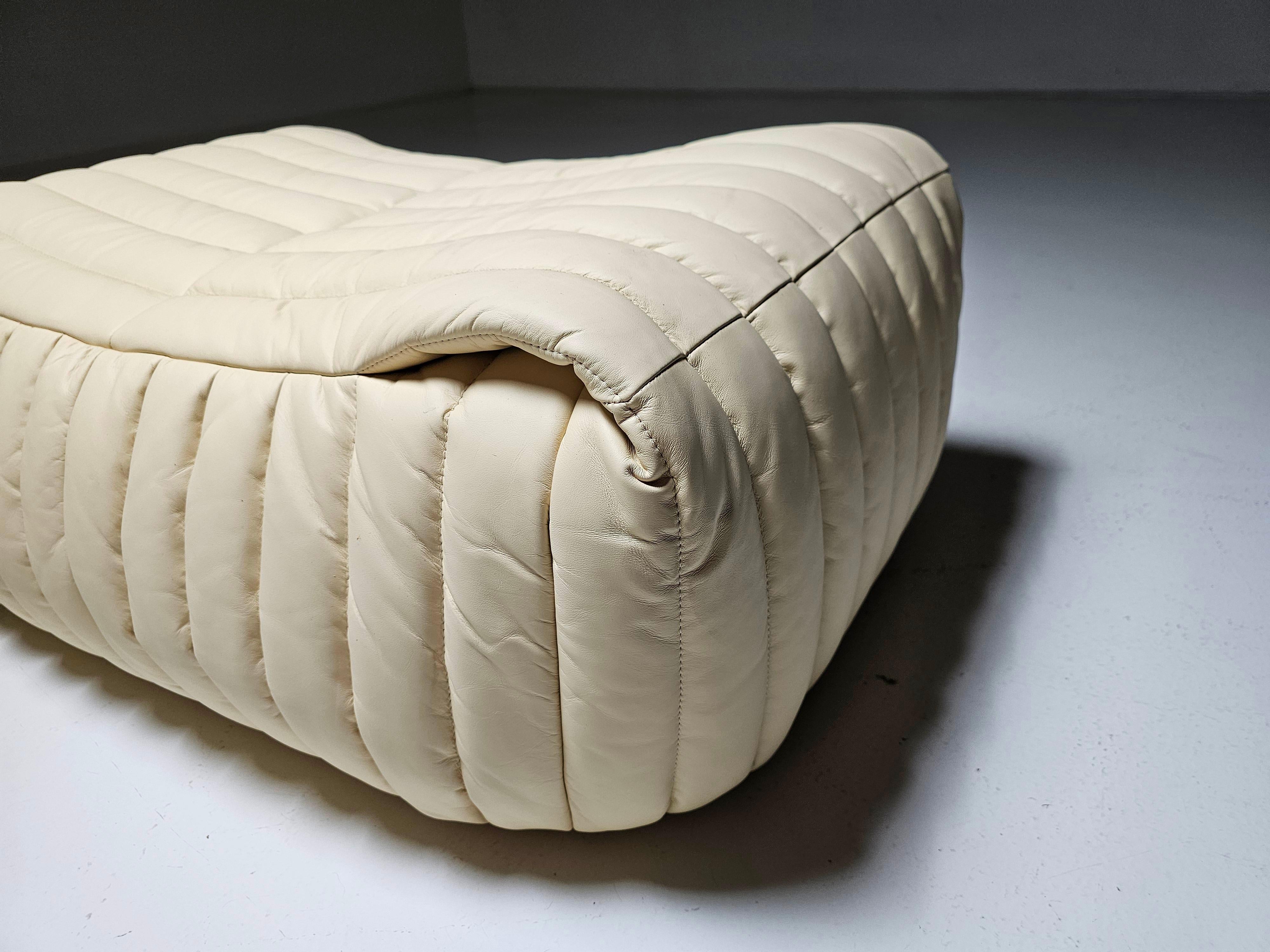 Sandra ottoman/pouf en cuir crème par Annie Hieronimus pour Cinna, 1970 en vente 1