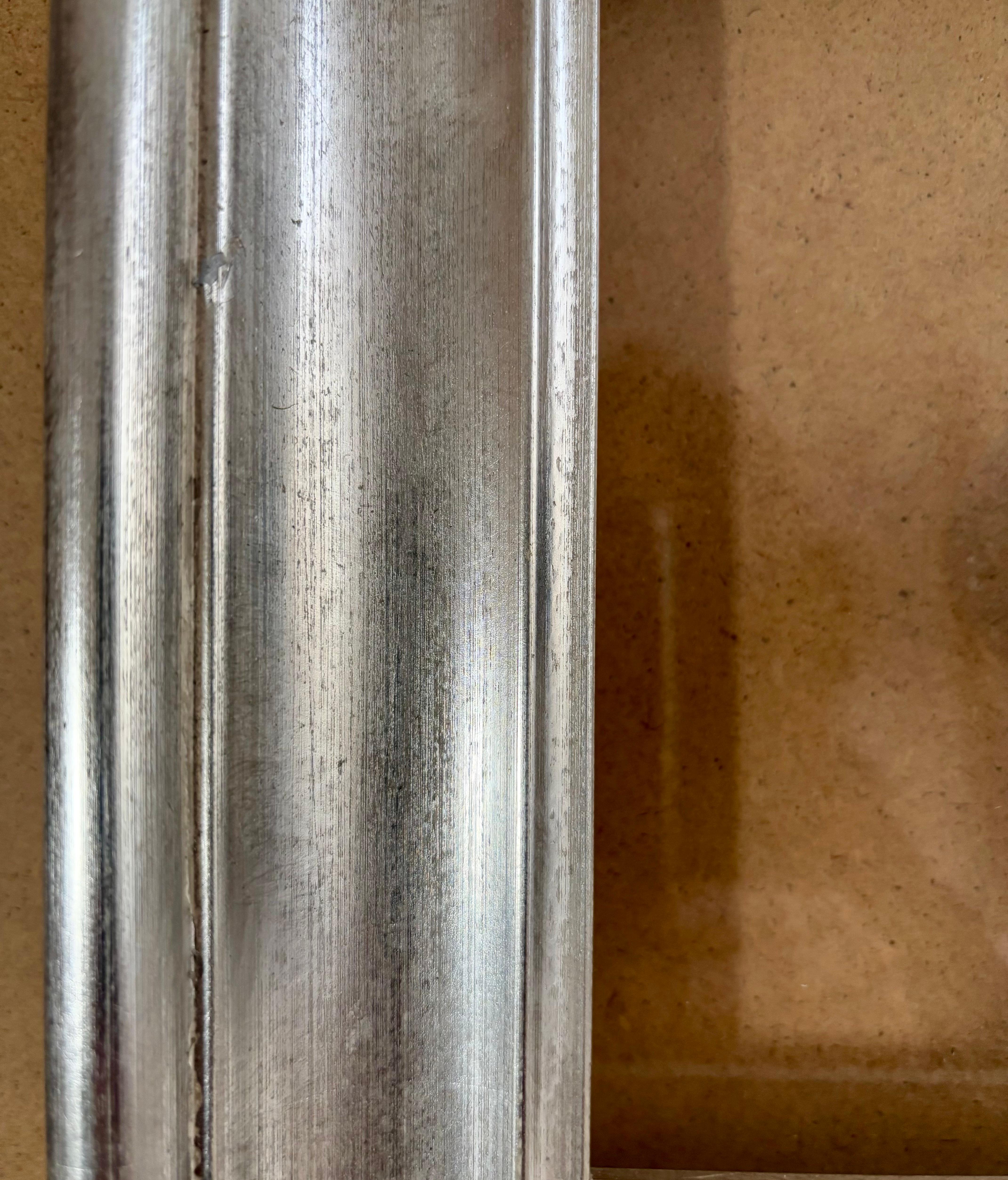 Parte di un trittico, ispirato al riciclo, pallina da golf, plastica, bella cornice in legno argentato. Sarà firmato. Mi piace soprattutto lo sfondo trasparente dell'immagine che offre diverse possibilità quando la si appende alla parete.