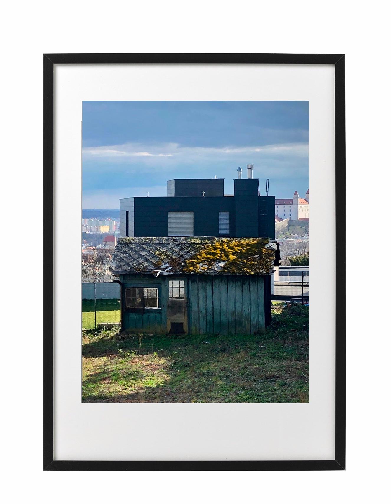 3 Häuser Fotografie/Druck Limitierte Auflage, signiert – Print von Sandra Salamonová