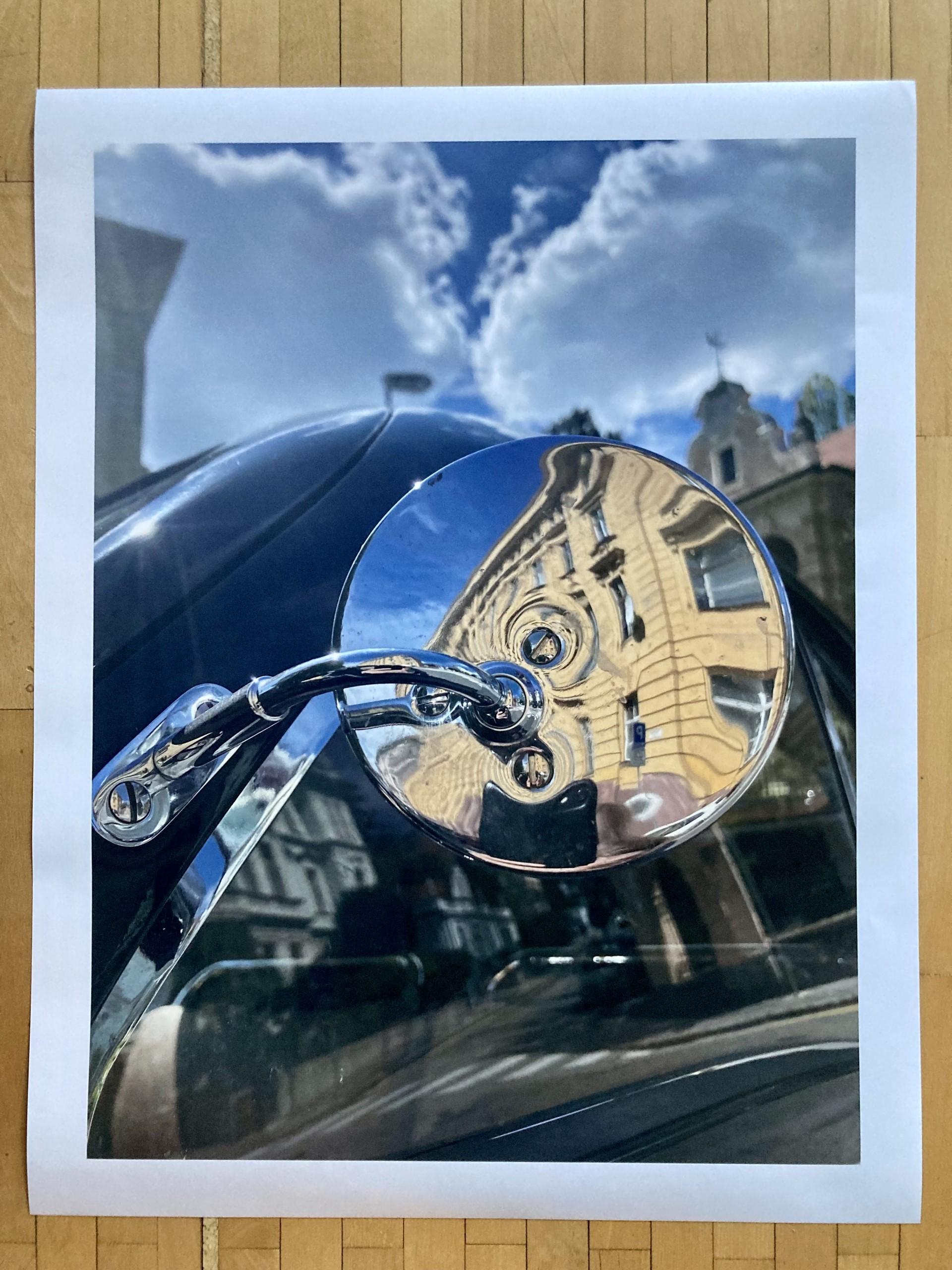 Bugatti - Photographie, imprimée, limitée, signée - Gris Abstract Photograph par Sandra Salamonová